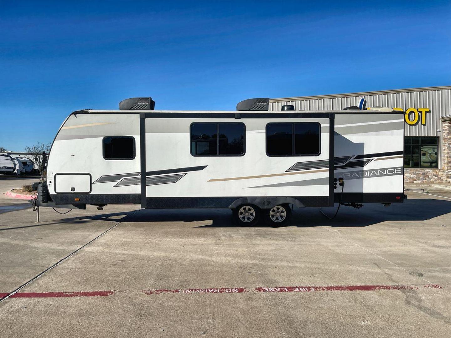 2022 CRUISER RADIANCE 28BH (5RXFB3326N1) , Length: 32.92 ft. | Dry Weight: 6,788 lbs. | Gross Weight: 9,670 lbs. | Slides: 1 transmission, located at 4319 N Main St, Cleburne, TX, 76033, (817) 678-5133, 32.385960, -97.391212 - Photo#24