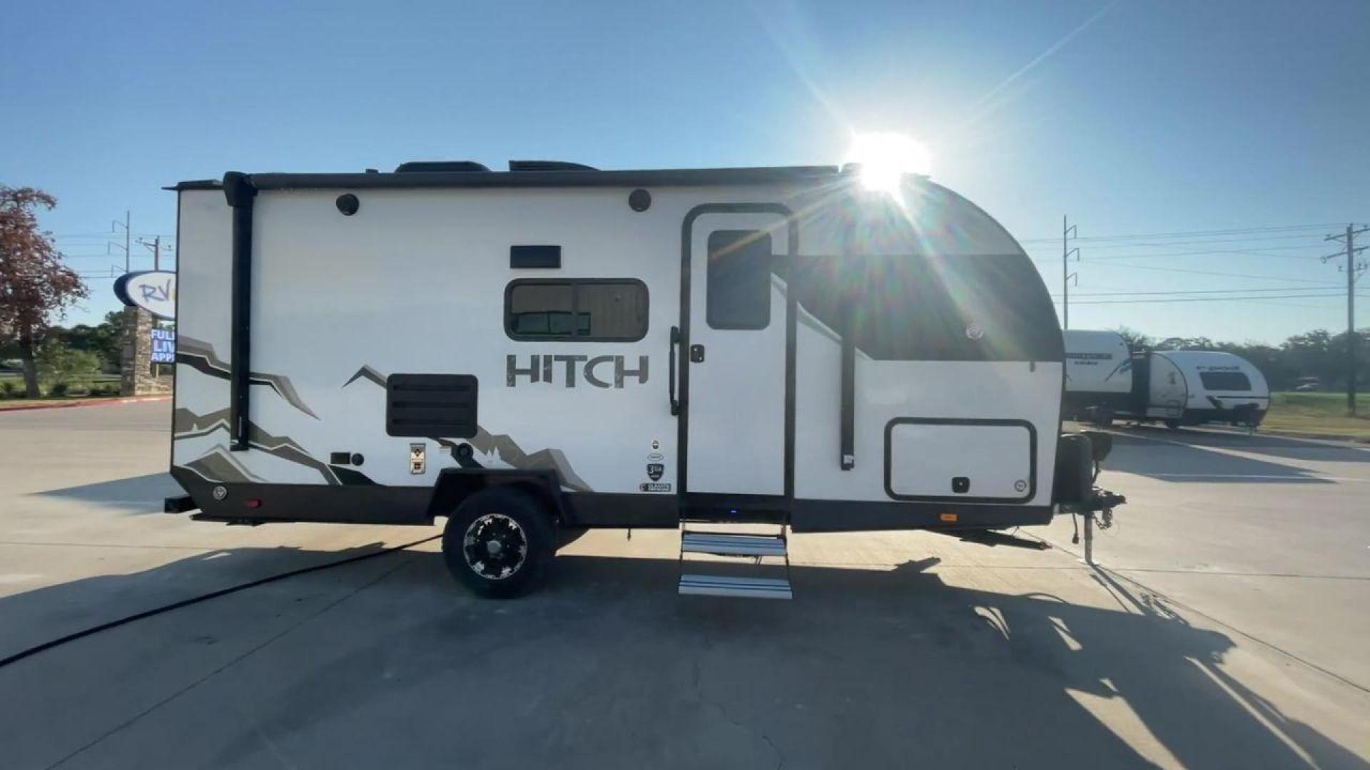 2022 CRUISER RV HITCH 18BHS (5RXRB2319N1) , Length: 22 ft | Dry Weight: 4,030 lbs | Gross Weight: 5,000 lbs | Slides: 1 transmission, located at 4319 N Main St, Cleburne, TX, 76033, (817) 678-5133, 32.385960, -97.391212 - The 2022 Cruiser RV Corp Hitch 18BHS is a compact yet feature-packed travel trailer perfect for those who value comfort and convenience during their travels. Featuring a sleek and modern exterior design, this lightweight trailer measures approximately 22 feet in length, making it easy to tow and man - Photo#2