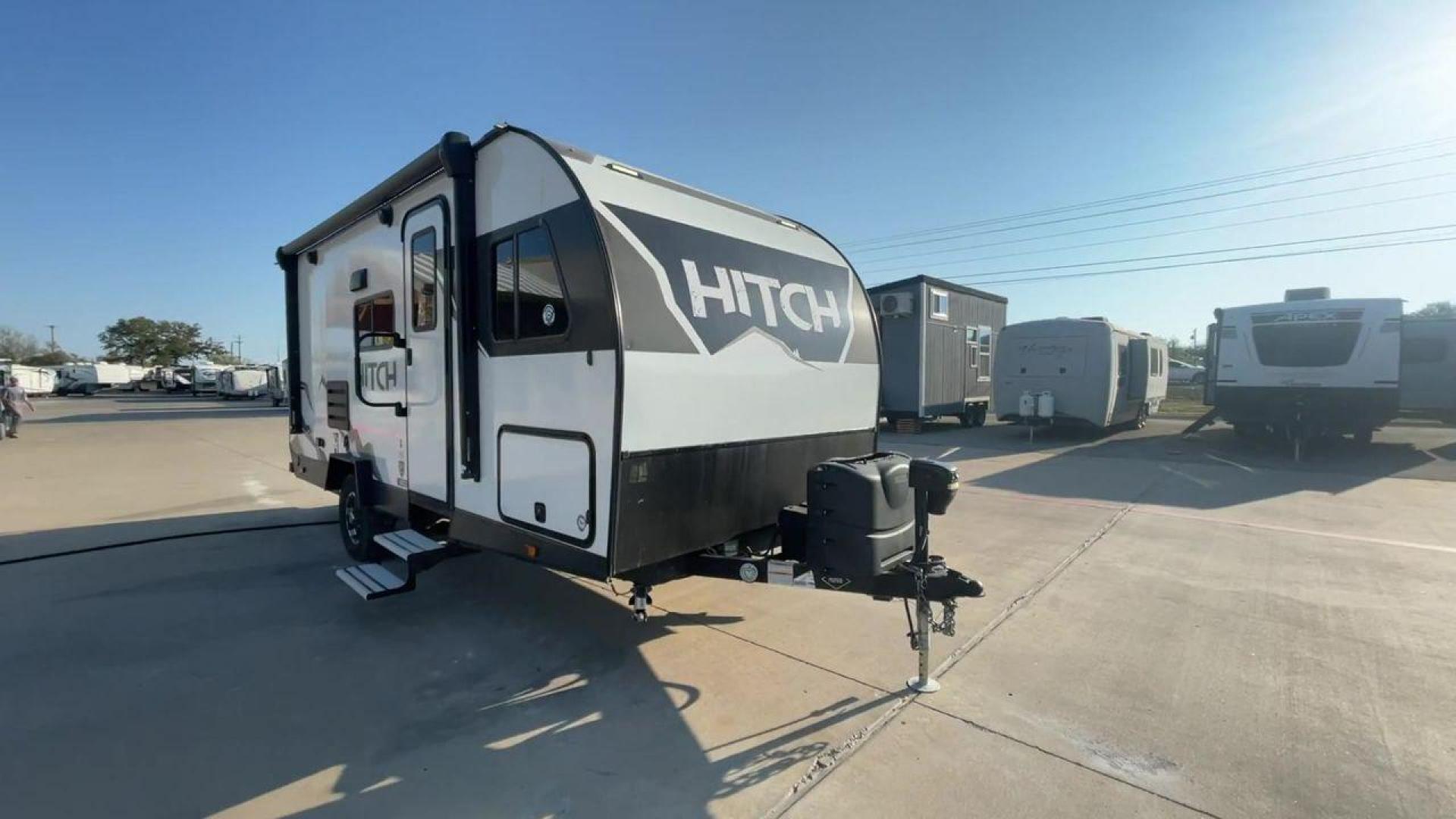 2022 CRUISER RV HITCH 18BHS (5RXRB2319N1) , Length: 22 ft | Dry Weight: 4,030 lbs | Gross Weight: 5,000 lbs | Slides: 1 transmission, located at 4319 N Main St, Cleburne, TX, 76033, (817) 678-5133, 32.385960, -97.391212 - The 2022 Cruiser RV Corp Hitch 18BHS is a compact yet feature-packed travel trailer perfect for those who value comfort and convenience during their travels. Featuring a sleek and modern exterior design, this lightweight trailer measures approximately 22 feet in length, making it easy to tow and man - Photo#3