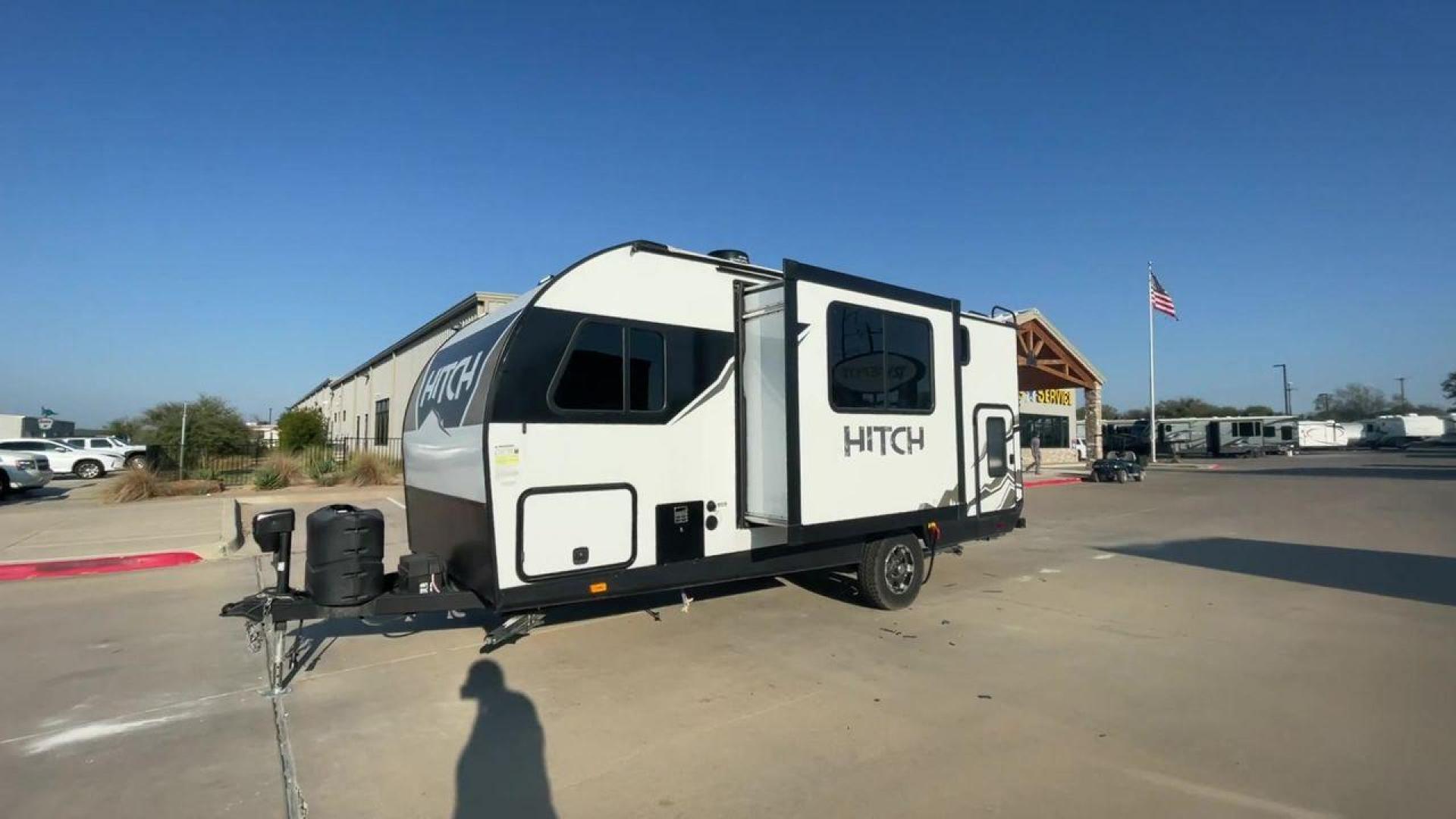 2022 CRUISER RV HITCH 18BHS (5RXRB2319N1) , Length: 22 ft | Dry Weight: 4,030 lbs | Gross Weight: 5,000 lbs | Slides: 1 transmission, located at 4319 N Main St, Cleburne, TX, 76033, (817) 678-5133, 32.385960, -97.391212 - The 2022 Cruiser RV Corp Hitch 18BHS is a compact yet feature-packed travel trailer perfect for those who value comfort and convenience during their travels. Featuring a sleek and modern exterior design, this lightweight trailer measures approximately 22 feet in length, making it easy to tow and man - Photo#5