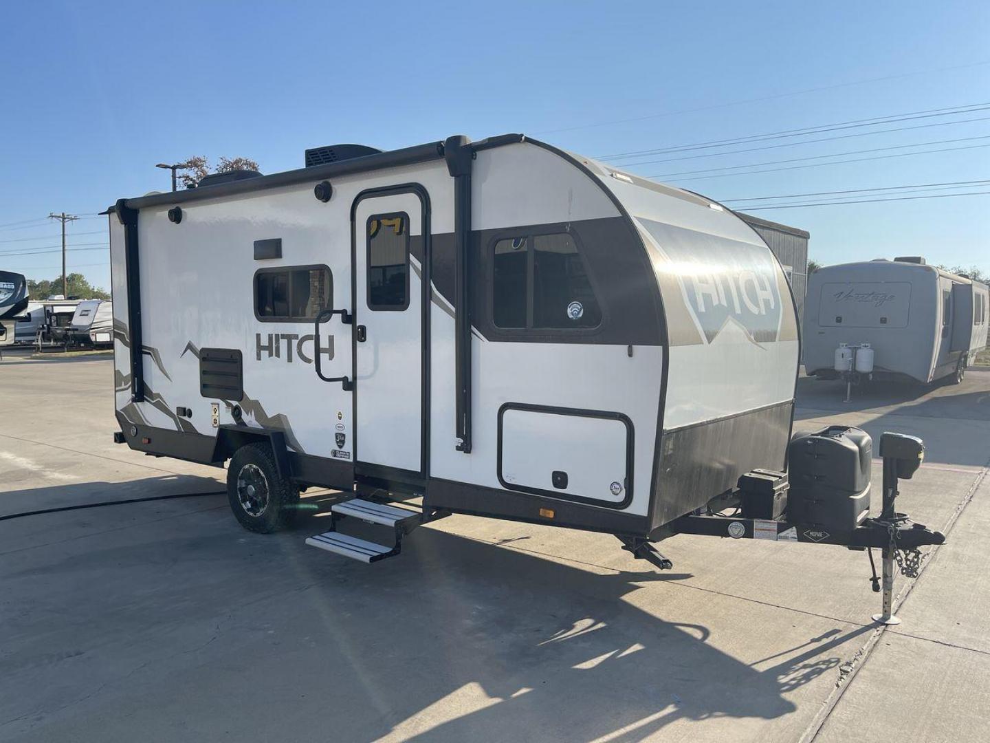 2022 CRUISER RV HITCH 18BHS (5RXRB2319N1) , Length: 22 ft | Dry Weight: 4,030 lbs | Gross Weight: 5,000 lbs | Slides: 1 transmission, located at 4319 N Main St, Cleburne, TX, 76033, (817) 678-5133, 32.385960, -97.391212 - The 2022 Cruiser RV Corp Hitch 18BHS is a compact yet feature-packed travel trailer perfect for those who value comfort and convenience during their travels. Featuring a sleek and modern exterior design, this lightweight trailer measures approximately 22 feet in length, making it easy to tow and man - Photo#22