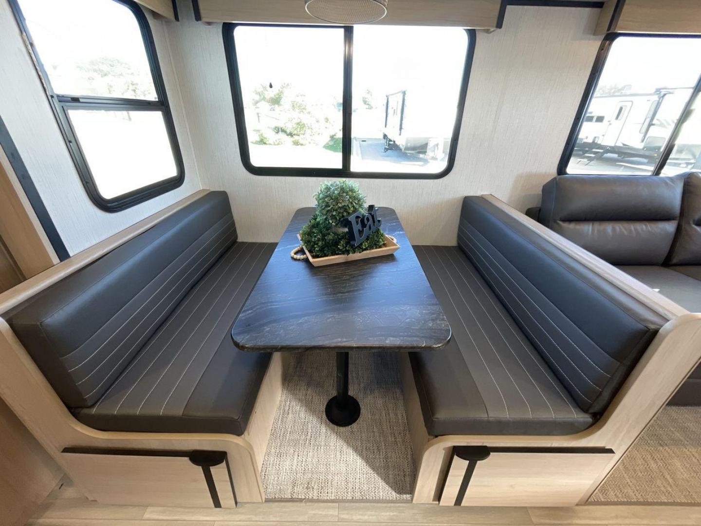 2022 CRUISER RV RADIANCE 28QD (5RXFB3323N1) , Length: 33.33 ft. | Dry Weight: 6,404 lbs. | Gross Weight: 9,600 lbs. | Slides: 1 transmission, located at 4319 N Main St, Cleburne, TX, 76033, (817) 678-5133, 32.385960, -97.391212 - Photo#13