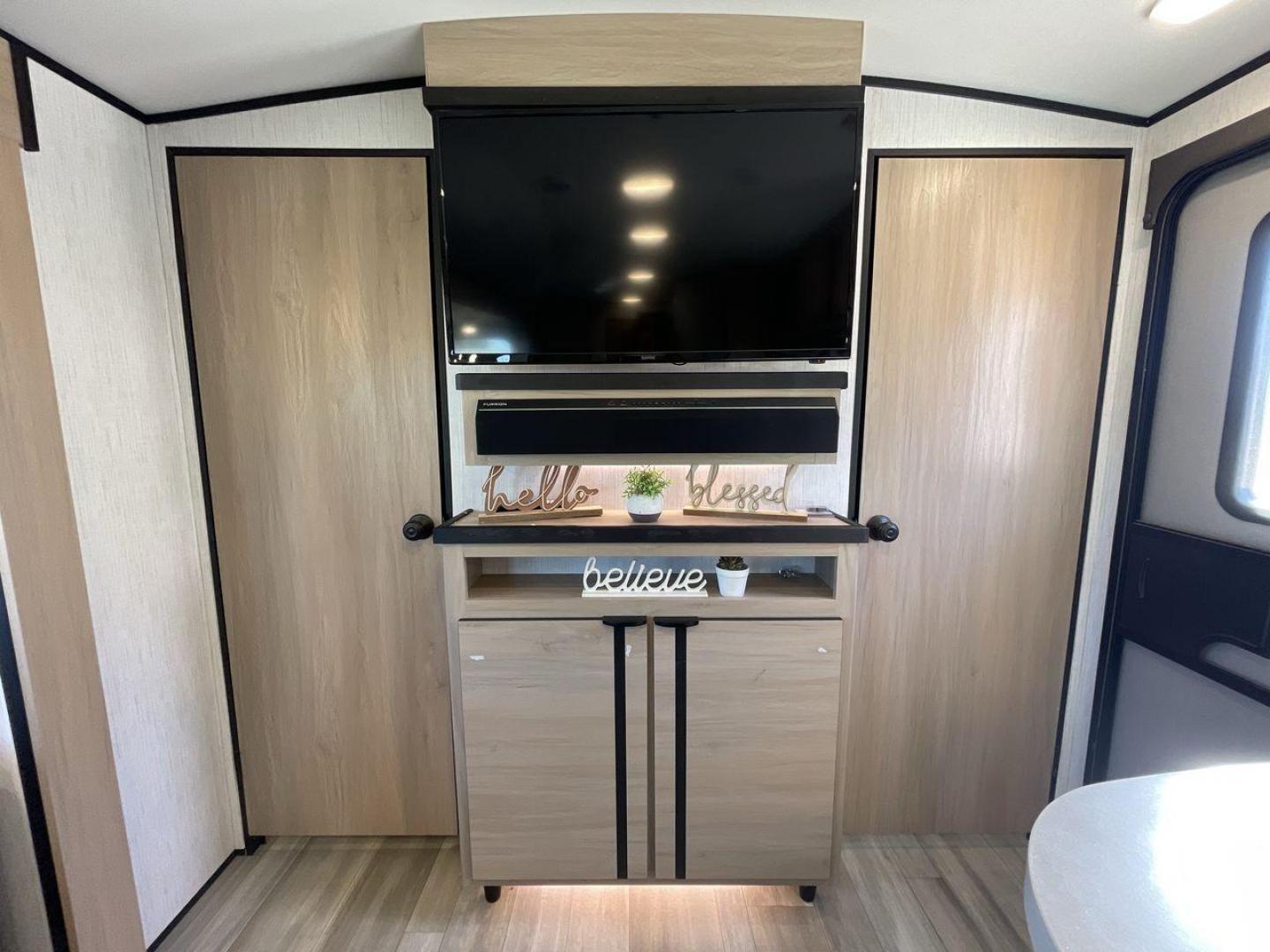 2022 CRUISER RV RADIANCE 28QD (5RXFB3323N1) , Length: 33.33 ft. | Dry Weight: 6,404 lbs. | Gross Weight: 9,600 lbs. | Slides: 1 transmission, located at 4319 N Main St, Cleburne, TX, 76033, (817) 678-5133, 32.385960, -97.391212 - Photo#19