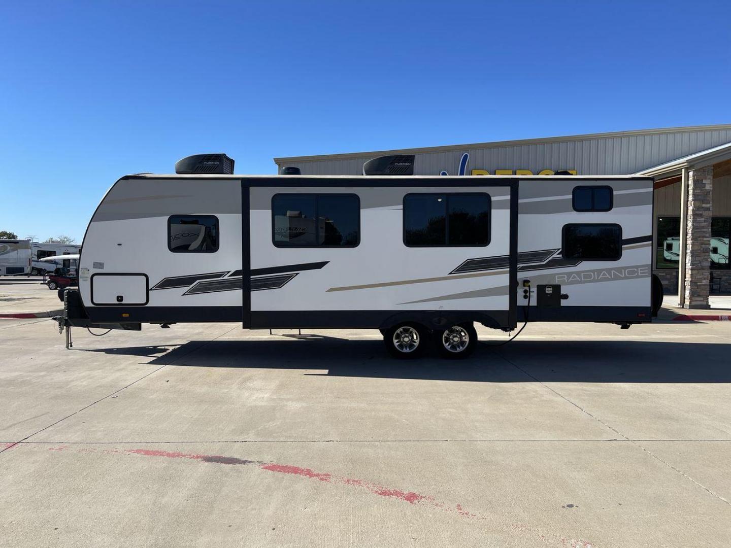 2022 CRUISER RV RADIANCE 28QD (5RXFB3323N1) , Length: 33.33 ft. | Dry Weight: 6,404 lbs. | Gross Weight: 9,600 lbs. | Slides: 1 transmission, located at 4319 N Main St, Cleburne, TX, 76033, (817) 678-5133, 32.385960, -97.391212 - Photo#23