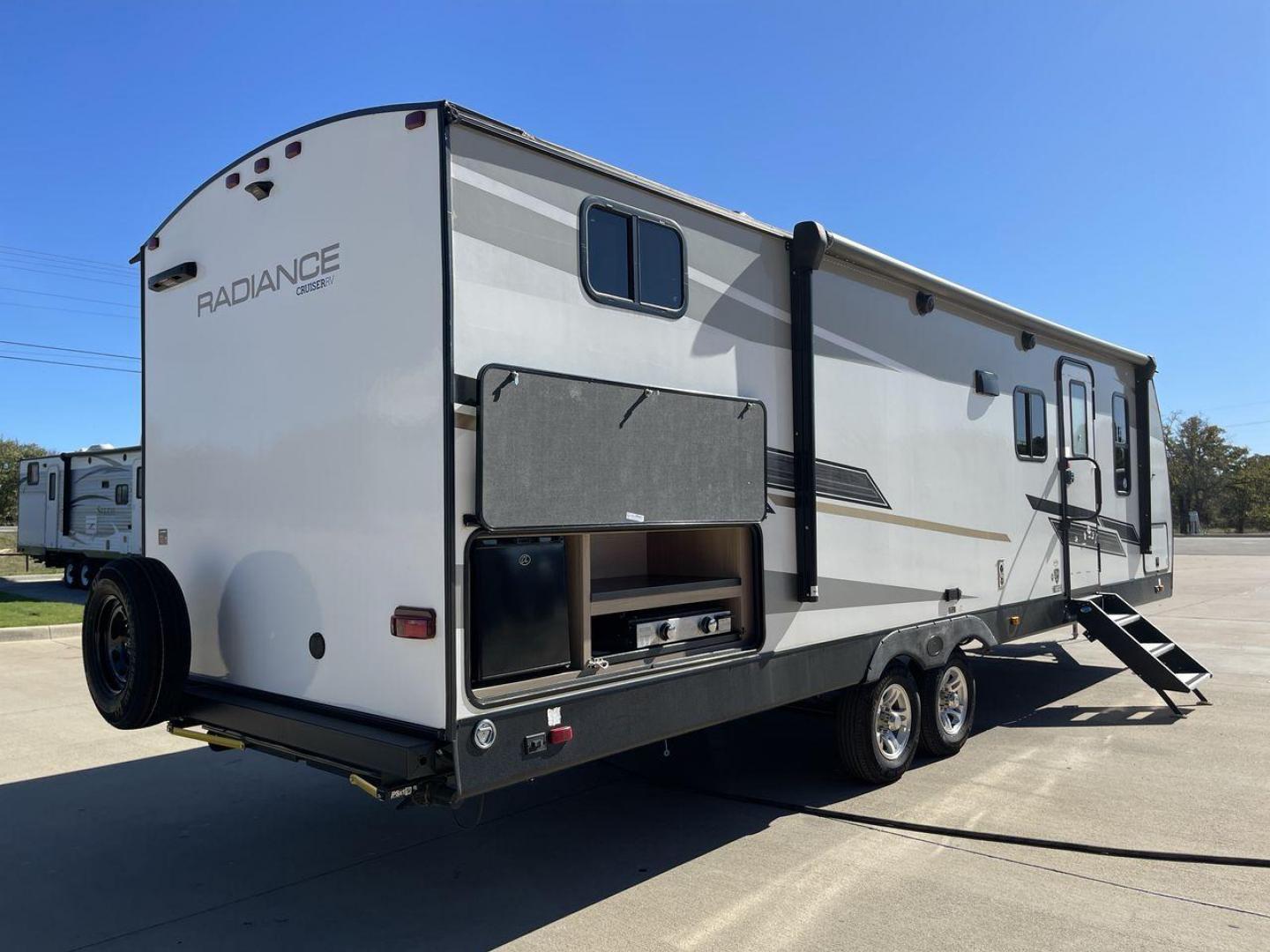 2022 CRUISER RV RADIANCE 28QD (5RXFB3323N1) , Length: 33.33 ft. | Dry Weight: 6,404 lbs. | Gross Weight: 9,600 lbs. | Slides: 1 transmission, located at 4319 N Main St, Cleburne, TX, 76033, (817) 678-5133, 32.385960, -97.391212 - Photo#24