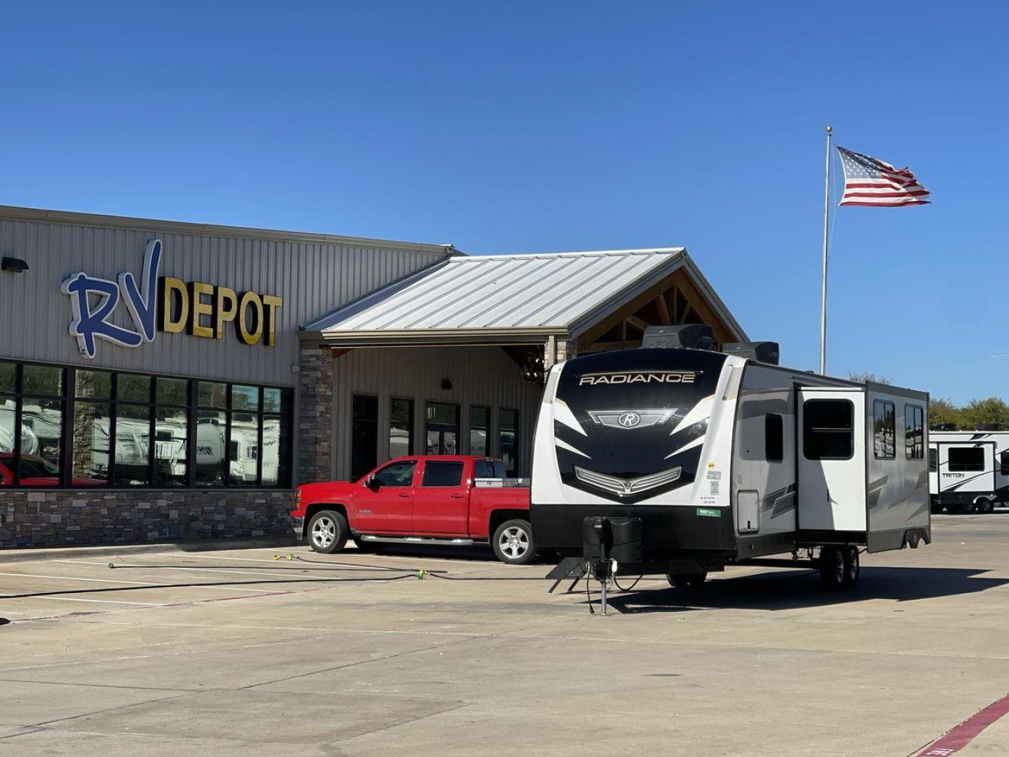 2022 CRUISER RV RADIANCE 28QD (5RXFB3323N1) , Length: 33.33 ft. | Dry Weight: 6,404 lbs. | Gross Weight: 9,600 lbs. | Slides: 1 transmission, located at 4319 N Main St, Cleburne, TX, 76033, (817) 678-5133, 32.385960, -97.391212 - The 2022 Cruiser RV Radiance 28QD features a sleek and modern exterior. With an overall length of 33.33 feet, this travel trailer is designed for a perfect balance between space and mobility. The exterior is predominantly a light gray color, accented with dark, sharp lines and the "Radiance" logo, g - Photo#0