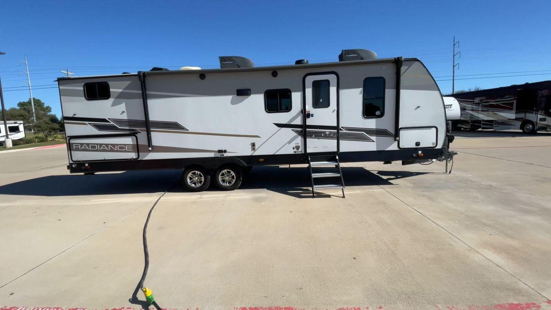 2022 CRUISER RV RADIANCE 28QD (5RXFB3323N1) , Length: 33.33 ft. | Dry Weight: 6,404 lbs. | Gross Weight: 9,600 lbs. | Slides: 1 transmission, located at 4319 N Main St, Cleburne, TX, 76033, (817) 678-5133, 32.385960, -97.391212 - Photo#2