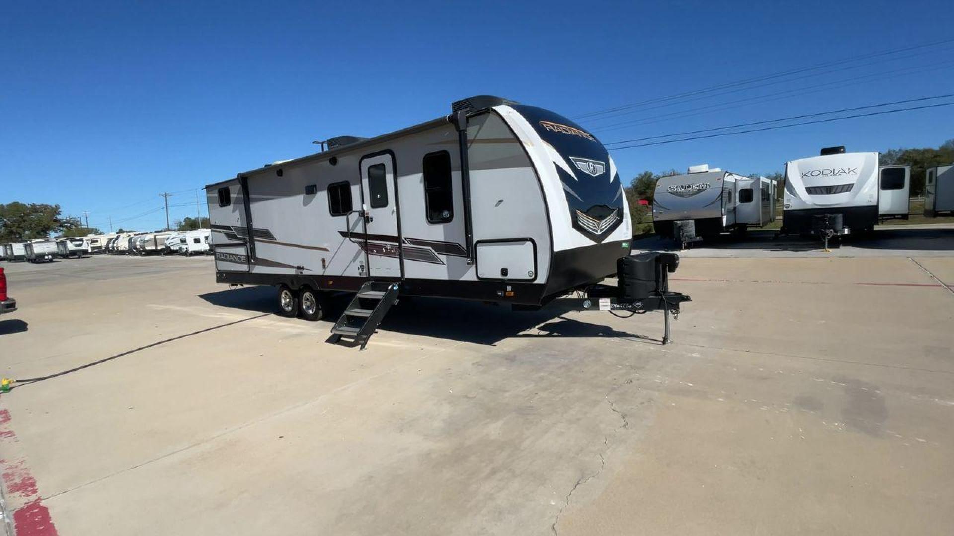 2022 CRUISER RV RADIANCE 28QD (5RXFB3323N1) , Length: 33.33 ft. | Dry Weight: 6,404 lbs. | Gross Weight: 9,600 lbs. | Slides: 1 transmission, located at 4319 N Main St, Cleburne, TX, 76033, (817) 678-5133, 32.385960, -97.391212 - The 2022 Cruiser RV Radiance 28QD features a sleek and modern exterior. With an overall length of 33.33 feet, this travel trailer is designed for a perfect balance between space and mobility. The exterior is predominantly a light gray color, accented with dark, sharp lines and the "Radiance" logo, g - Photo#3