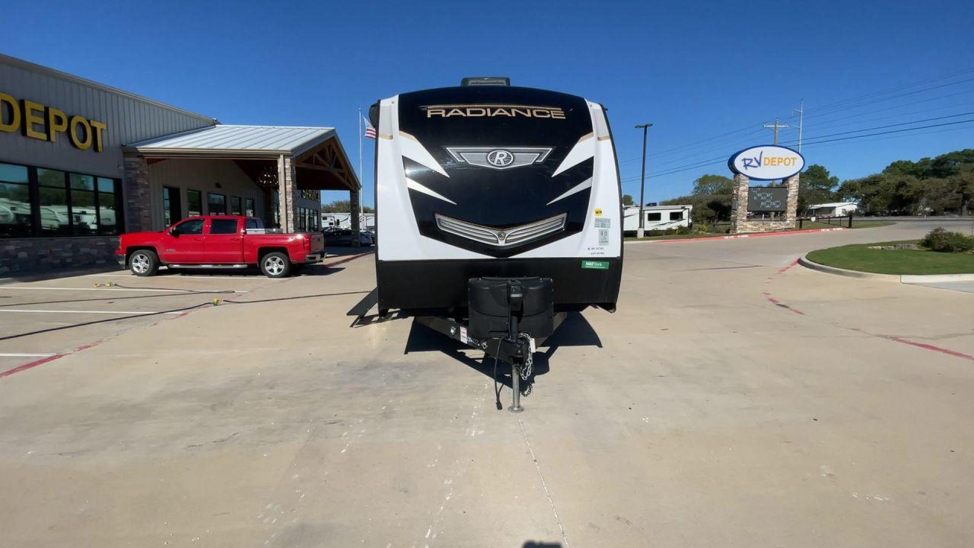 2022 CRUISER RV RADIANCE 28QD (5RXFB3323N1) , Length: 33.33 ft. | Dry Weight: 6,404 lbs. | Gross Weight: 9,600 lbs. | Slides: 1 transmission, located at 4319 N Main St, Cleburne, TX, 76033, (817) 678-5133, 32.385960, -97.391212 - The 2022 Cruiser RV Radiance 28QD features a sleek and modern exterior. With an overall length of 33.33 feet, this travel trailer is designed for a perfect balance between space and mobility. The exterior is predominantly a light gray color, accented with dark, sharp lines and the "Radiance" logo, g - Photo#4