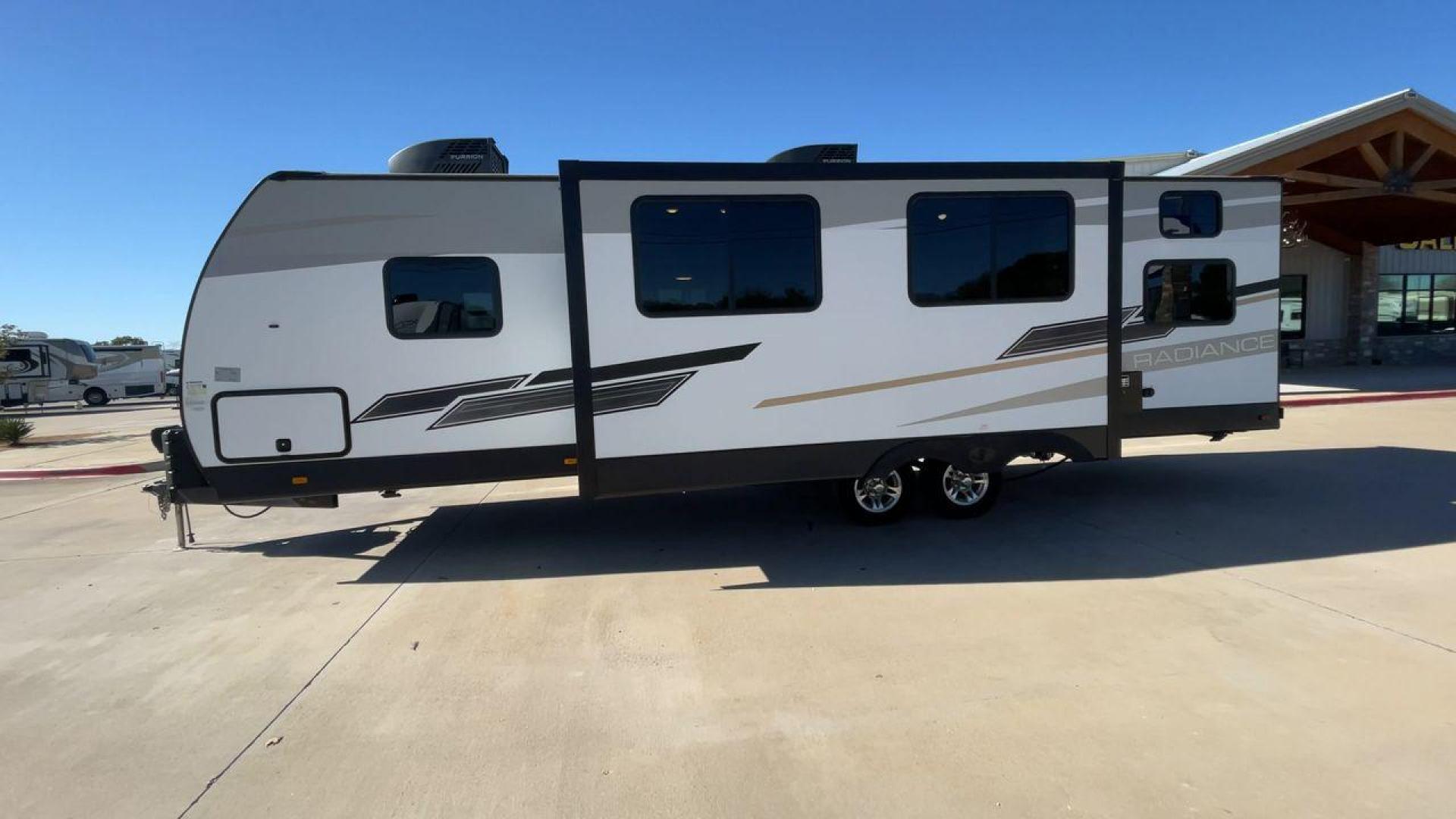 2022 CRUISER RV RADIANCE 28QD (5RXFB3323N1) , Length: 33.33 ft. | Dry Weight: 6,404 lbs. | Gross Weight: 9,600 lbs. | Slides: 1 transmission, located at 4319 N Main St, Cleburne, TX, 76033, (817) 678-5133, 32.385960, -97.391212 - The 2022 Cruiser RV Radiance 28QD features a sleek and modern exterior. With an overall length of 33.33 feet, this travel trailer is designed for a perfect balance between space and mobility. The exterior is predominantly a light gray color, accented with dark, sharp lines and the "Radiance" logo, g - Photo#6