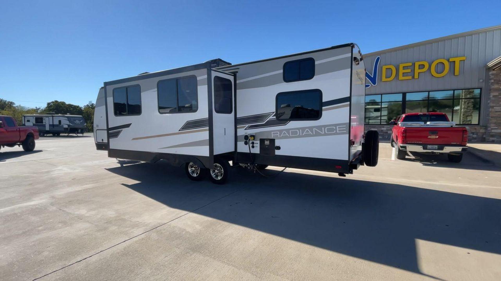 2022 CRUISER RV RADIANCE 28QD (5RXFB3323N1) , Length: 33.33 ft. | Dry Weight: 6,404 lbs. | Gross Weight: 9,600 lbs. | Slides: 1 transmission, located at 4319 N Main St, Cleburne, TX, 76033, (817) 678-5133, 32.385960, -97.391212 - The 2022 Cruiser RV Radiance 28QD features a sleek and modern exterior. With an overall length of 33.33 feet, this travel trailer is designed for a perfect balance between space and mobility. The exterior is predominantly a light gray color, accented with dark, sharp lines and the "Radiance" logo, g - Photo#7