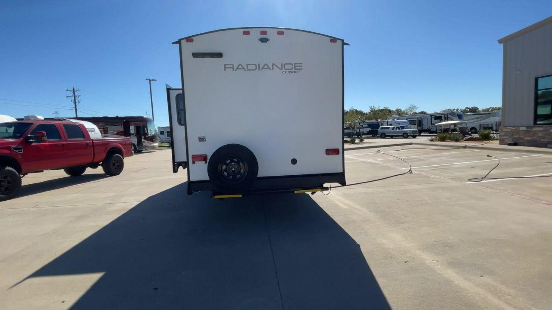 2022 CRUISER RV RADIANCE 28QD (5RXFB3323N1) , Length: 33.33 ft. | Dry Weight: 6,404 lbs. | Gross Weight: 9,600 lbs. | Slides: 1 transmission, located at 4319 N Main St, Cleburne, TX, 76033, (817) 678-5133, 32.385960, -97.391212 - The 2022 Cruiser RV Radiance 28QD features a sleek and modern exterior. With an overall length of 33.33 feet, this travel trailer is designed for a perfect balance between space and mobility. The exterior is predominantly a light gray color, accented with dark, sharp lines and the "Radiance" logo, g - Photo#8