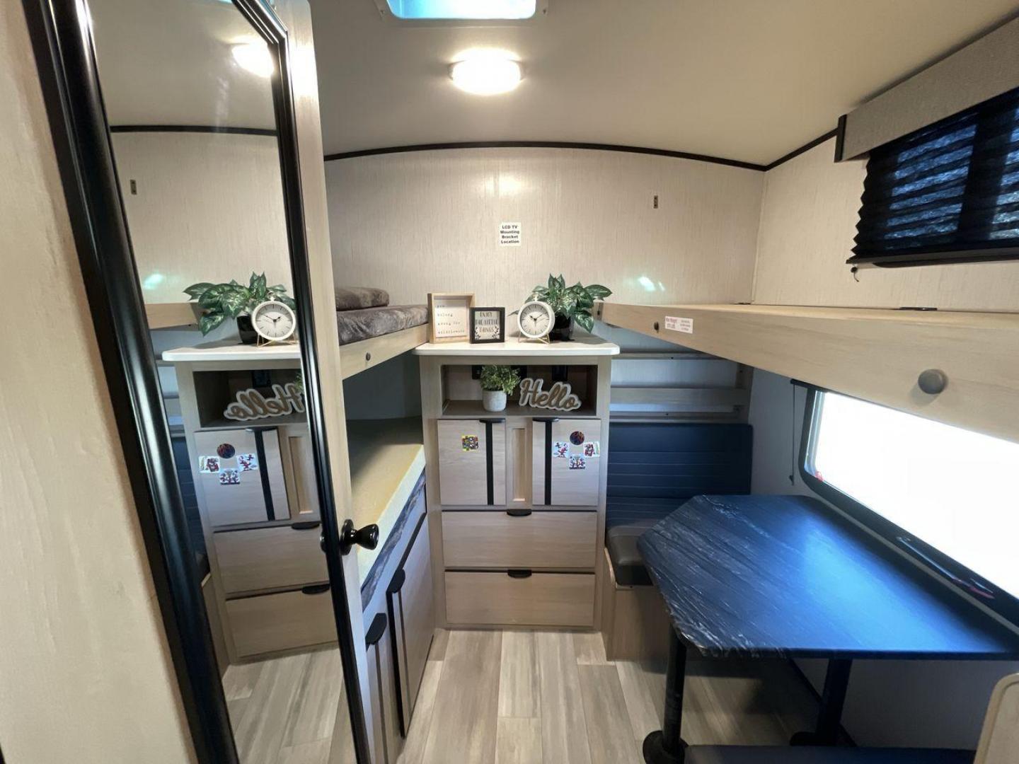 2022 CRUISER RV RADIANCE 28QD (5RXFB3323N1) , Length: 33.33 ft. | Dry Weight: 6,404 lbs. | Gross Weight: 9,600 lbs. | Slides: 1 transmission, located at 4319 N Main St, Cleburne, TX, 76033, (817) 678-5133, 32.385960, -97.391212 - The 2022 Cruiser RV Radiance 28QD features a sleek and modern exterior. With an overall length of 33.33 feet, this travel trailer is designed for a perfect balance between space and mobility. The exterior is predominantly a light gray color, accented with dark, sharp lines and the "Radiance" logo, g - Photo#19