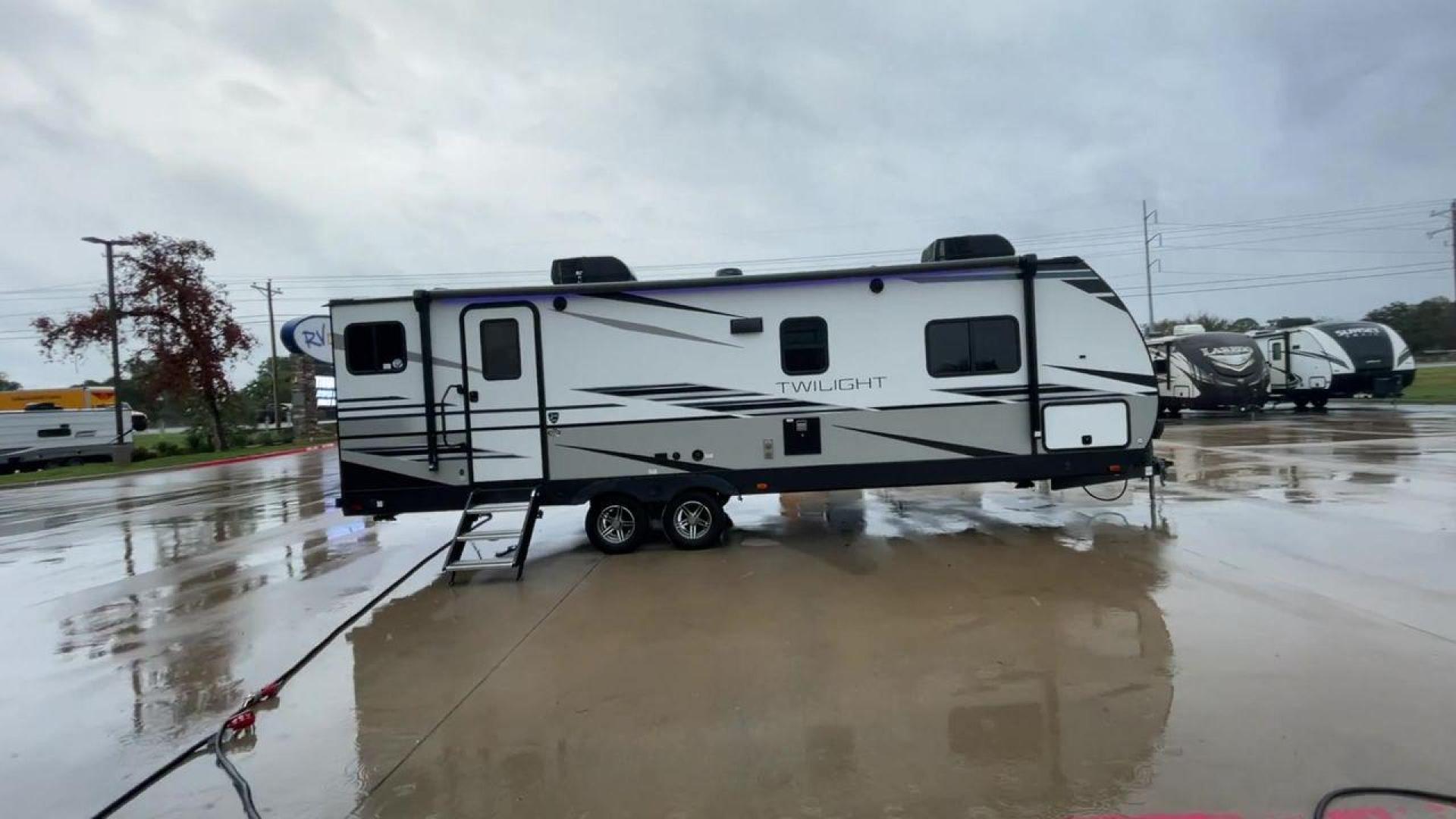 2022 CRUISER RV TWILIGHT TWS2620 (5RXPB3129N1) , Length: 30.83 ft. | Dry Weight: 6,220 lbs. | Gross Weight: 7,772 lbs. | Slides: 1 transmission, located at 4319 N Main St, Cleburne, TX, 76033, (817) 678-5133, 32.385960, -97.391212 - Photo#2