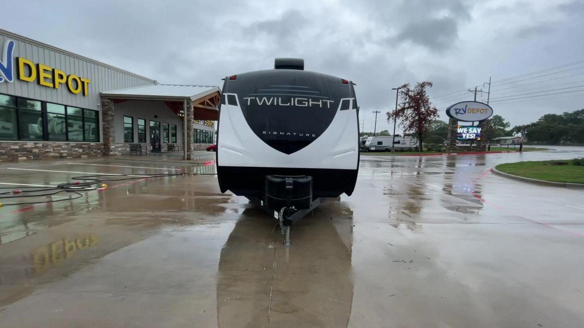 2022 CRUISER RV TWILIGHT TWS2620 (5RXPB3129N1) , Length: 30.83 ft. | Dry Weight: 6,220 lbs. | Gross Weight: 7,772 lbs. | Slides: 1 transmission, located at 4319 N Main St, Cleburne, TX, 76033, (817) 678-5133, 32.385960, -97.391212 - Photo#4