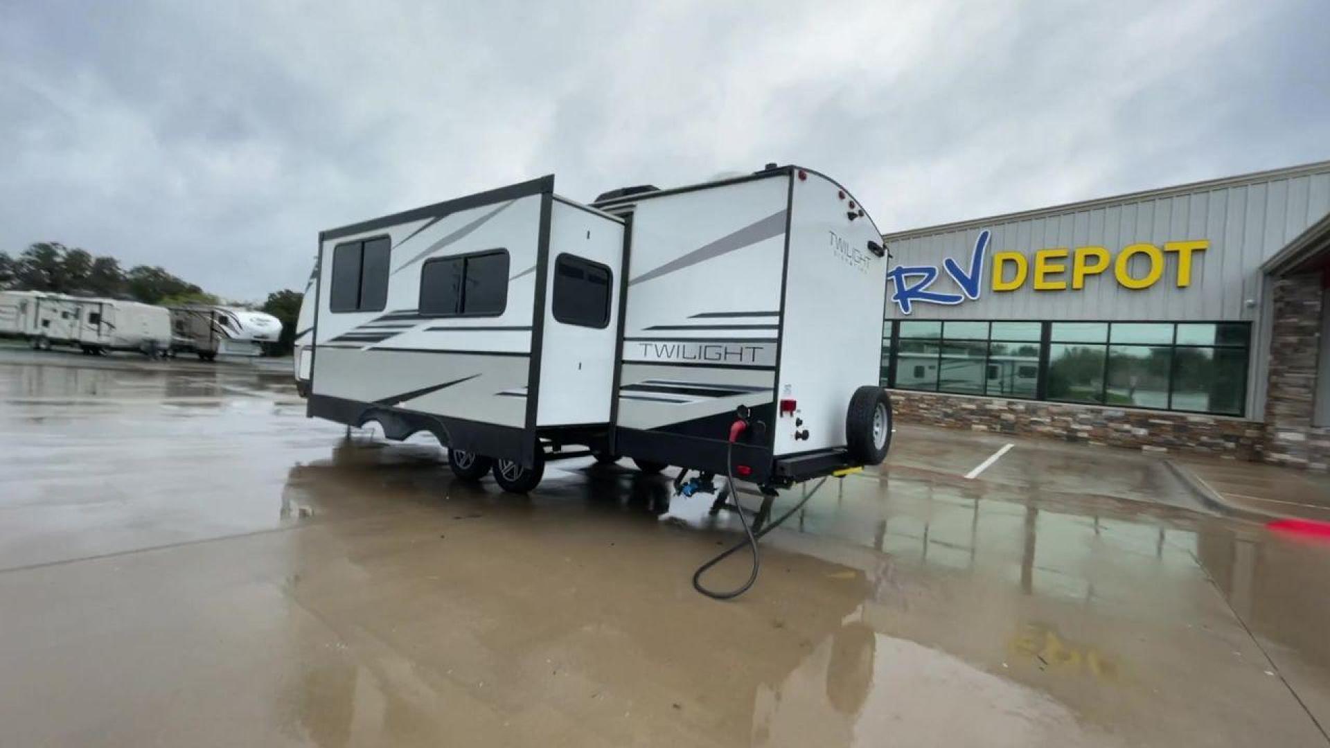 2022 CRUISER RV TWILIGHT TWS2620 (5RXPB3129N1) , Length: 30.83 ft. | Dry Weight: 6,220 lbs. | Gross Weight: 7,772 lbs. | Slides: 1 transmission, located at 4319 N Main St, Cleburne, TX, 76033, (817) 678-5133, 32.385960, -97.391212 - Photo#7