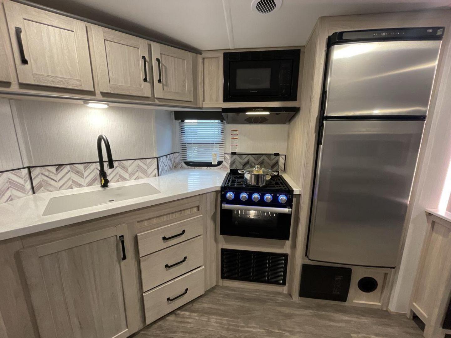 2022 CRUISER RV TWILIGHT TWS2620 (5RXPB3129N1) , Length: 30.83 ft. | Dry Weight: 6,220 lbs. | Gross Weight: 7,772 lbs. | Slides: 1 transmission, located at 4319 N Main St, Cleburne, TX, 76033, (817) 678-5133, 32.385960, -97.391212 - Photo#9