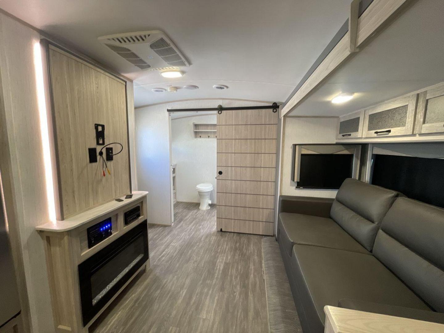 2022 CRUISER RV TWILIGHT TWS2620 (5RXPB3129N1) , Length: 30.83 ft. | Dry Weight: 6,220 lbs. | Gross Weight: 7,772 lbs. | Slides: 1 transmission, located at 4319 N Main St, Cleburne, TX, 76033, (817) 678-5133, 32.385960, -97.391212 - Photo#10