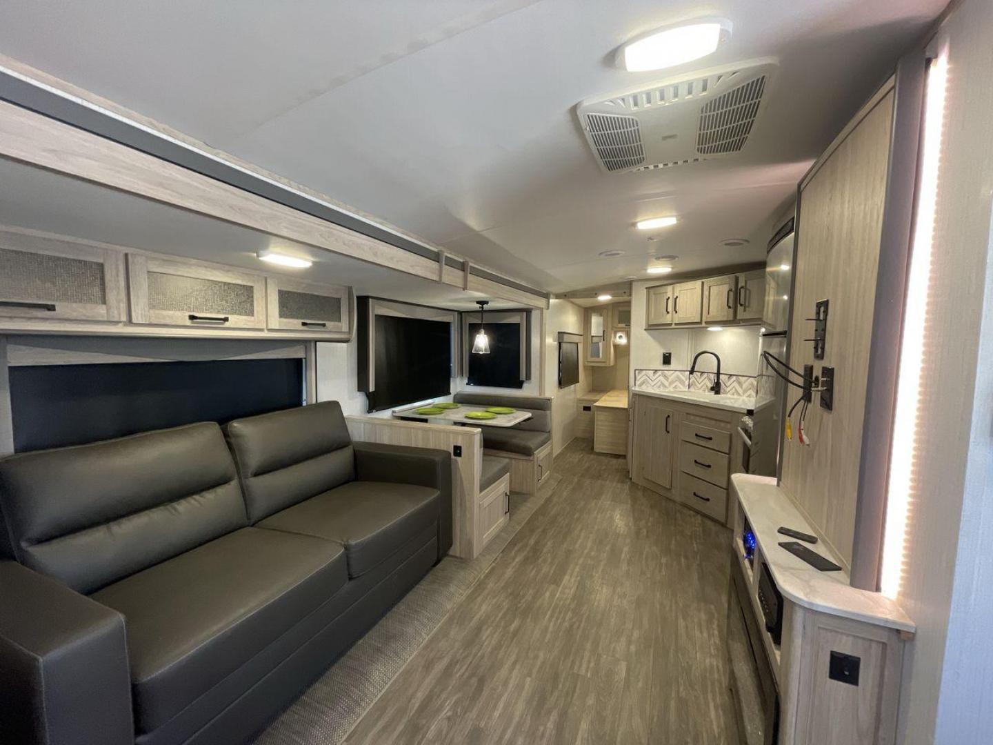 2022 CRUISER RV TWILIGHT TWS2620 (5RXPB3129N1) , Length: 30.83 ft. | Dry Weight: 6,220 lbs. | Gross Weight: 7,772 lbs. | Slides: 1 transmission, located at 4319 N Main St, Cleburne, TX, 76033, (817) 678-5133, 32.385960, -97.391212 - Photo#11