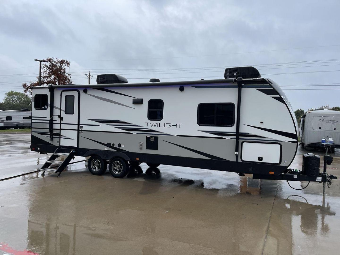 2022 CRUISER RV TWILIGHT TWS2620 (5RXPB3129N1) , Length: 30.83 ft. | Dry Weight: 6,220 lbs. | Gross Weight: 7,772 lbs. | Slides: 1 transmission, located at 4319 N Main St, Cleburne, TX, 76033, (817) 678-5133, 32.385960, -97.391212 - Photo#21