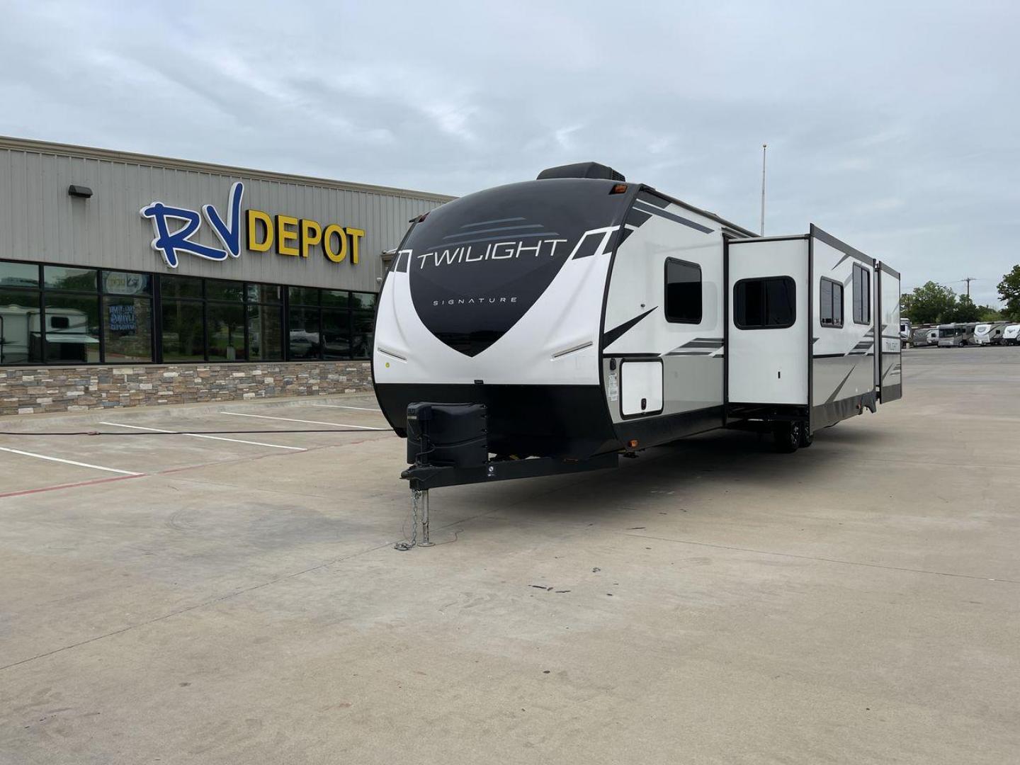 2022 CRUISER RV TWILIGHT TWS 300 (5RXPB3621N1) , located at 4319 N Main St, Cleburne, TX, 76033, (817) 678-5133, 32.385960, -97.391212 - Photo#0