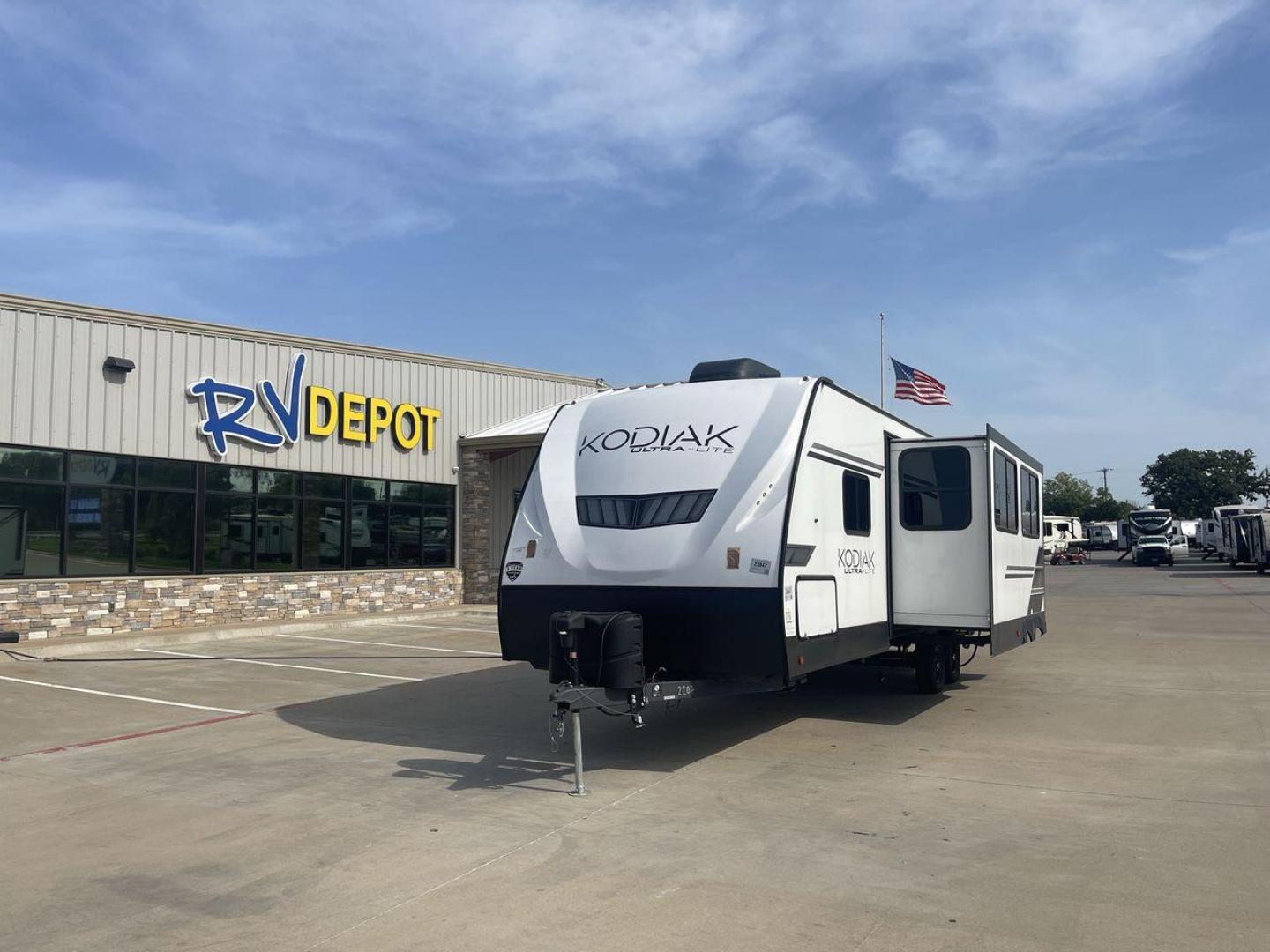 2022 DUTCHMEN ASPEN TRAIL 289BHSL (4YDTKDN24NJ) , Length: 32.92 ft. | Dry Weight: 5,807 lbs. | Slides: 1 transmission, located at 4319 N Main St, Cleburne, TX, 76033, (817) 678-5133, 32.385960, -97.391212 - Photo#0