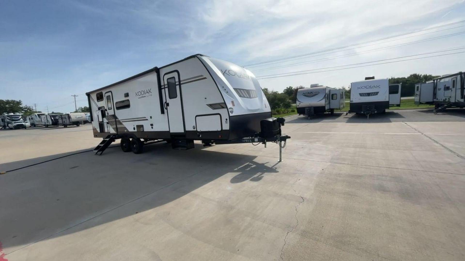 2022 DUTCHMEN ASPEN TRAIL 289BHSL (4YDTKDN24NJ) , Length: 32.92 ft. | Dry Weight: 5,807 lbs. | Slides: 1 transmission, located at 4319 N Main St, Cleburne, TX, 76033, (817) 678-5133, 32.385960, -97.391212 - Photo#3