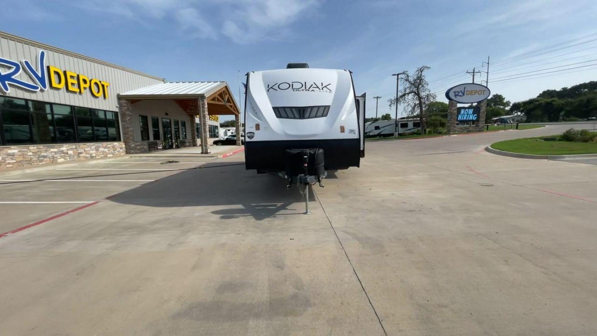 2022 DUTCHMEN ASPEN TRAIL 289BHSL (4YDTKDN24NJ) , Length: 32.92 ft. | Dry Weight: 5,807 lbs. | Slides: 1 transmission, located at 4319 N Main St, Cleburne, TX, 76033, (817) 678-5133, 32.385960, -97.391212 - Photo#4