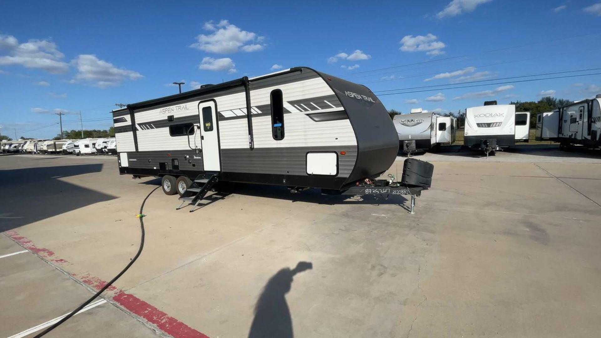 2022 DUTCHMEN ASPEN TRAIL 3120BHS (4YDTATP25N8) , Length: 35.08 ft. | Dry Weight: 6,872 lbs. | Slides: 2 transmission, located at 4319 N Main St, Cleburne, TX, 76033, (817) 678-5133, 32.385960, -97.391212 - The 2022 Dutchmen Aspen Trail 3120BHS is a spacious and family-friendly travel trailer designed for outdoor adventures while providing the comforts of home. With its versatile layout, ample sleeping accommodations, and well-appointed features, this model is perfect for larger families or groups look - Photo#3