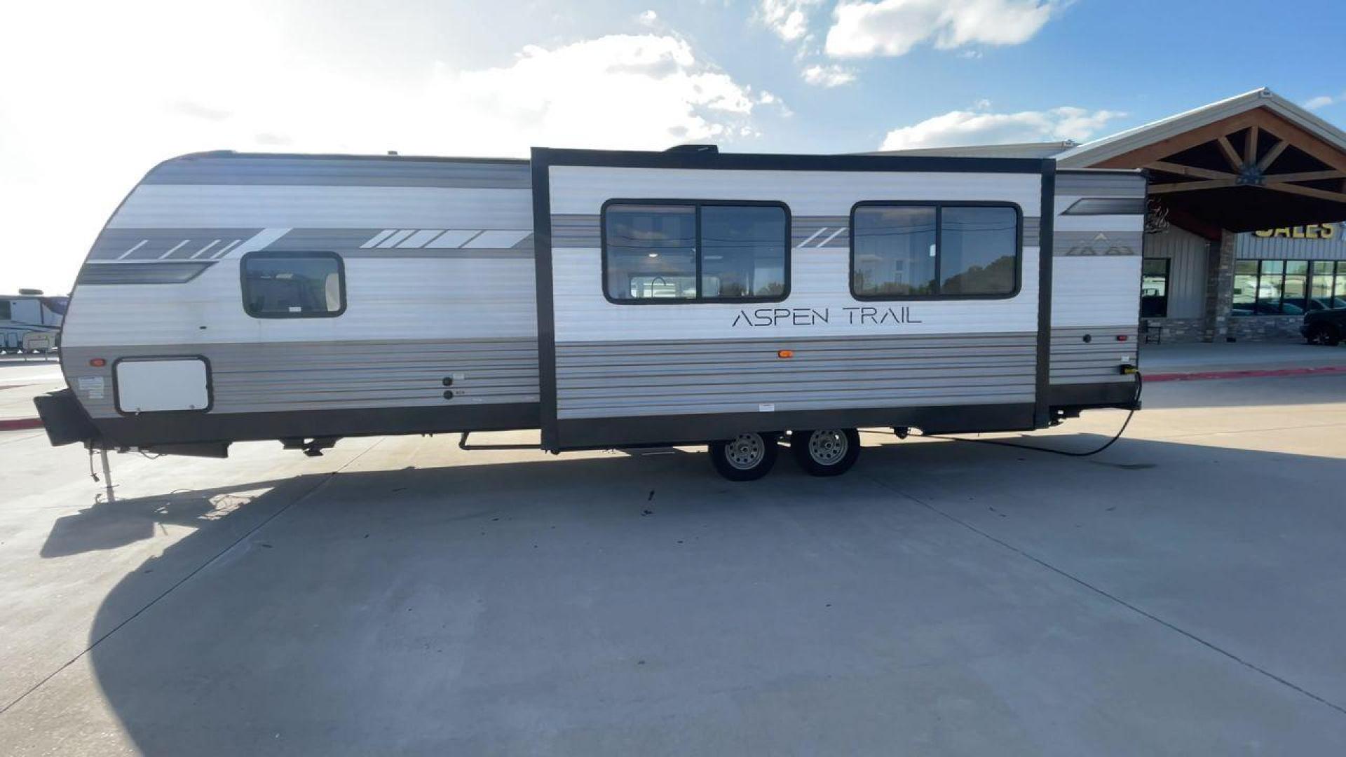 2022 DUTCHMEN ASPEN TRAIL 3120BHS (4YDTATP25N8) , Length: 35.08 ft. | Dry Weight: 6,872 lbs. | Slides: 2 transmission, located at 4319 N Main St, Cleburne, TX, 76033, (817) 678-5133, 32.385960, -97.391212 - The 2022 Dutchmen Aspen Trail 3120BHS is a spacious and family-friendly travel trailer designed for outdoor adventures while providing the comforts of home. With its versatile layout, ample sleeping accommodations, and well-appointed features, this model is perfect for larger families or groups look - Photo#6