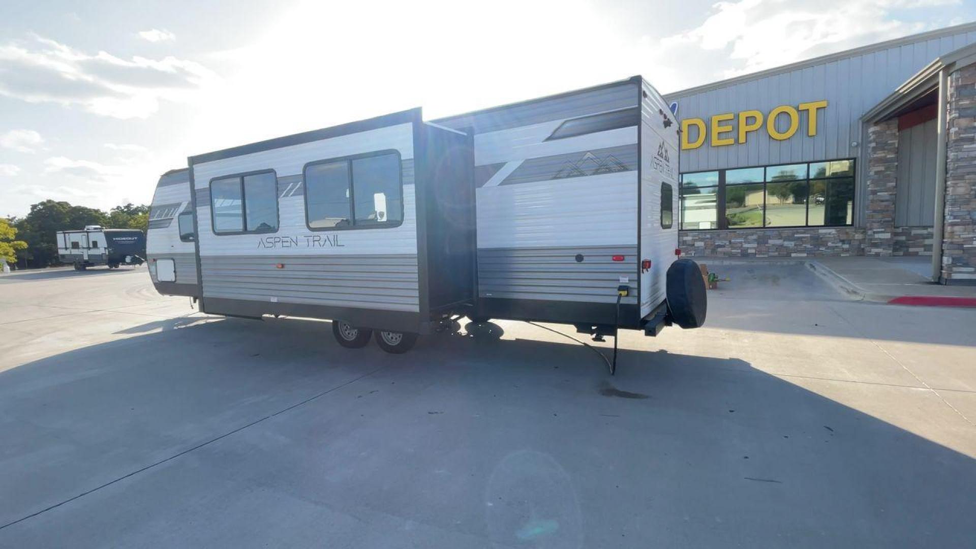 2022 DUTCHMEN ASPEN TRAIL 3120BHS (4YDTATP25N8) , Length: 35.08 ft. | Dry Weight: 6,872 lbs. | Slides: 2 transmission, located at 4319 N Main St, Cleburne, TX, 76033, (817) 678-5133, 32.385960, -97.391212 - The 2022 Dutchmen Aspen Trail 3120BHS is a spacious and family-friendly travel trailer designed for outdoor adventures while providing the comforts of home. With its versatile layout, ample sleeping accommodations, and well-appointed features, this model is perfect for larger families or groups look - Photo#7