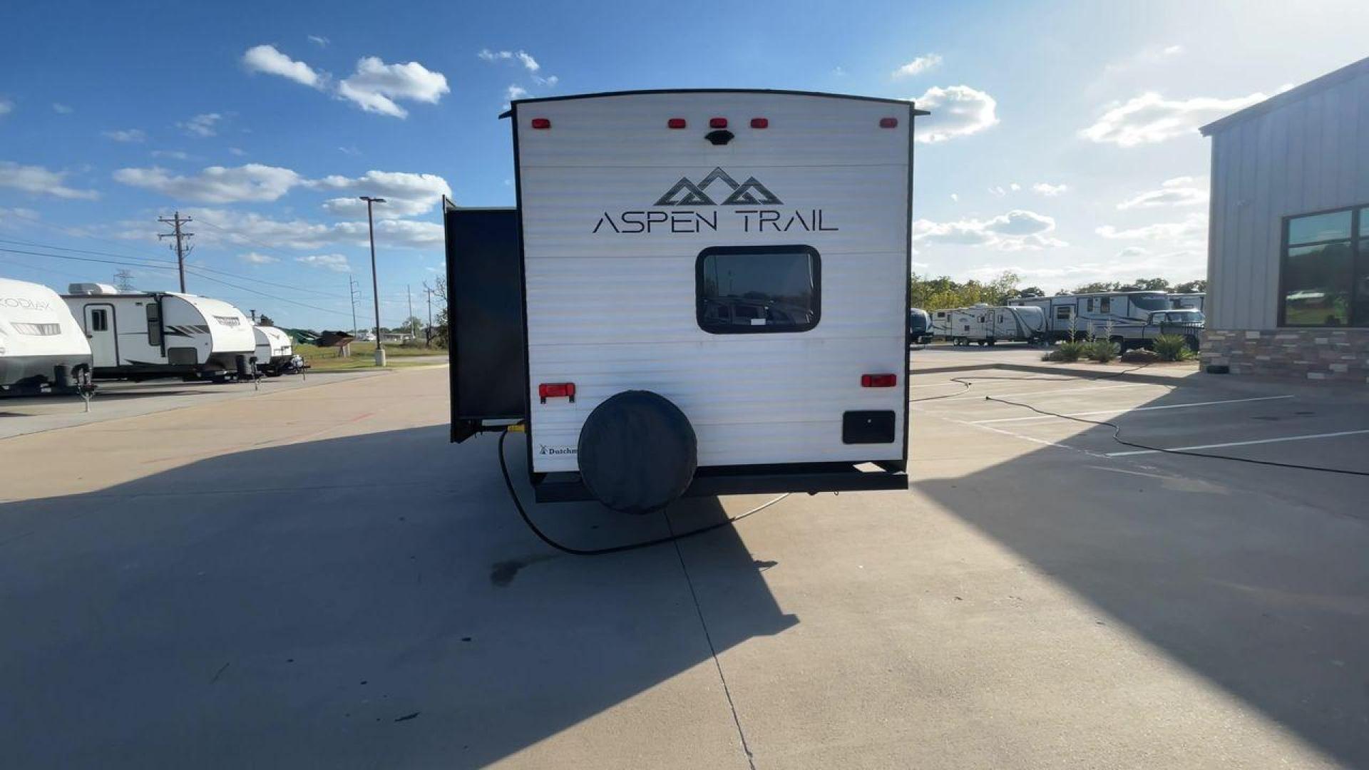 2022 DUTCHMEN ASPEN TRAIL 3120BHS (4YDTATP25N8) , Length: 35.08 ft. | Dry Weight: 6,872 lbs. | Slides: 2 transmission, located at 4319 N Main St, Cleburne, TX, 76033, (817) 678-5133, 32.385960, -97.391212 - The 2022 Dutchmen Aspen Trail 3120BHS is a spacious and family-friendly travel trailer designed for outdoor adventures while providing the comforts of home. With its versatile layout, ample sleeping accommodations, and well-appointed features, this model is perfect for larger families or groups look - Photo#8