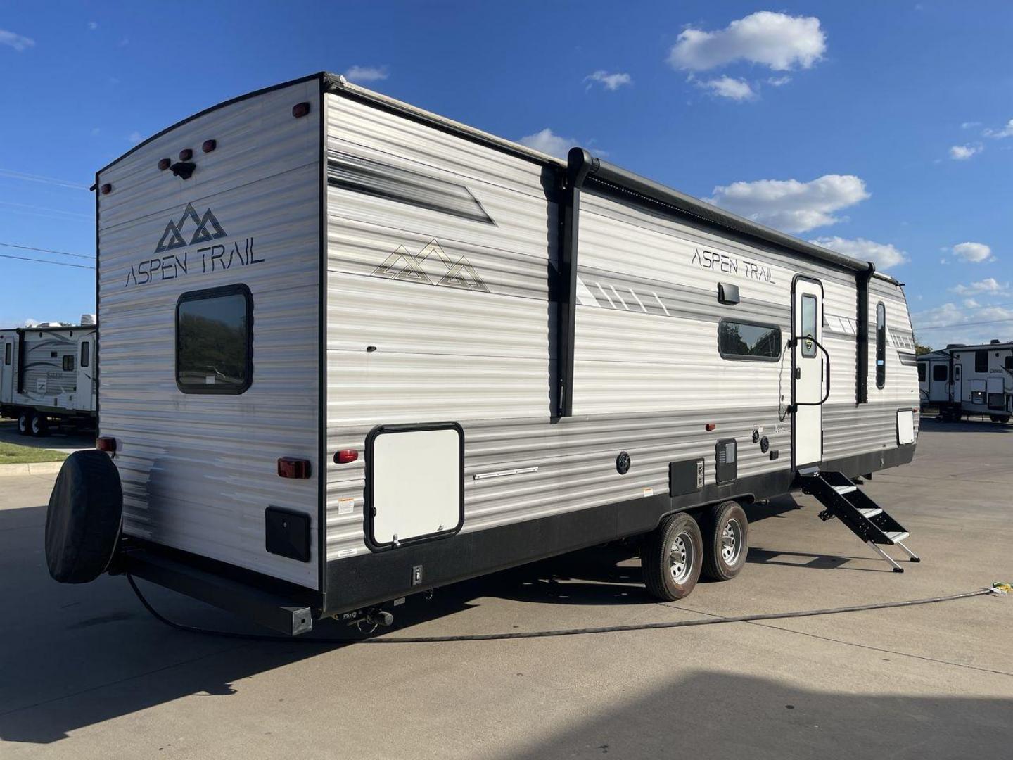 2022 DUTCHMEN ASPEN TRAIL 3120BHS (4YDTATP25N8) , Length: 35.08 ft. | Dry Weight: 6,872 lbs. | Slides: 2 transmission, located at 4319 N Main St, Cleburne, TX, 76033, (817) 678-5133, 32.385960, -97.391212 - The 2022 Dutchmen Aspen Trail 3120BHS is a spacious and family-friendly travel trailer designed for outdoor adventures while providing the comforts of home. With its versatile layout, ample sleeping accommodations, and well-appointed features, this model is perfect for larger families or groups look - Photo#25