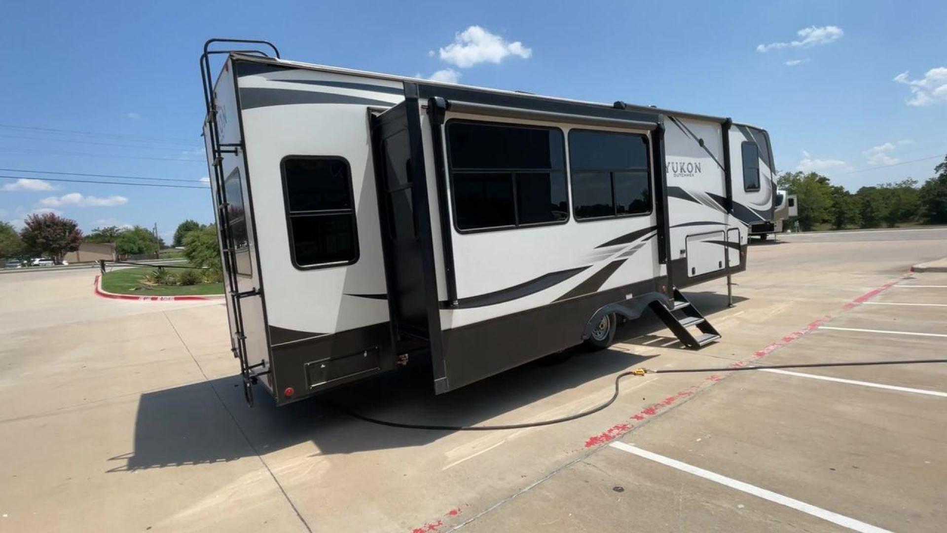 2022 DUTCHMEN YUKON 320RL (4YDFYKR24NZ) , Length: 36.5 ft. | Dry Weight: 12,360 lbs. | Slides: 3 transmission, located at 4319 N Main St, Cleburne, TX, 76033, (817) 678-5133, 32.385960, -97.391212 - The 2022 Dutchmen Yukon 320RL is a stunning blend of elegance and practical design. If indeed caters to people seeking a refined house on wheels. Its 36.5-foot length and three slides provide enough living space while combining comfort and flair. The exterior, with its clean design and sophisticated - Photo#1