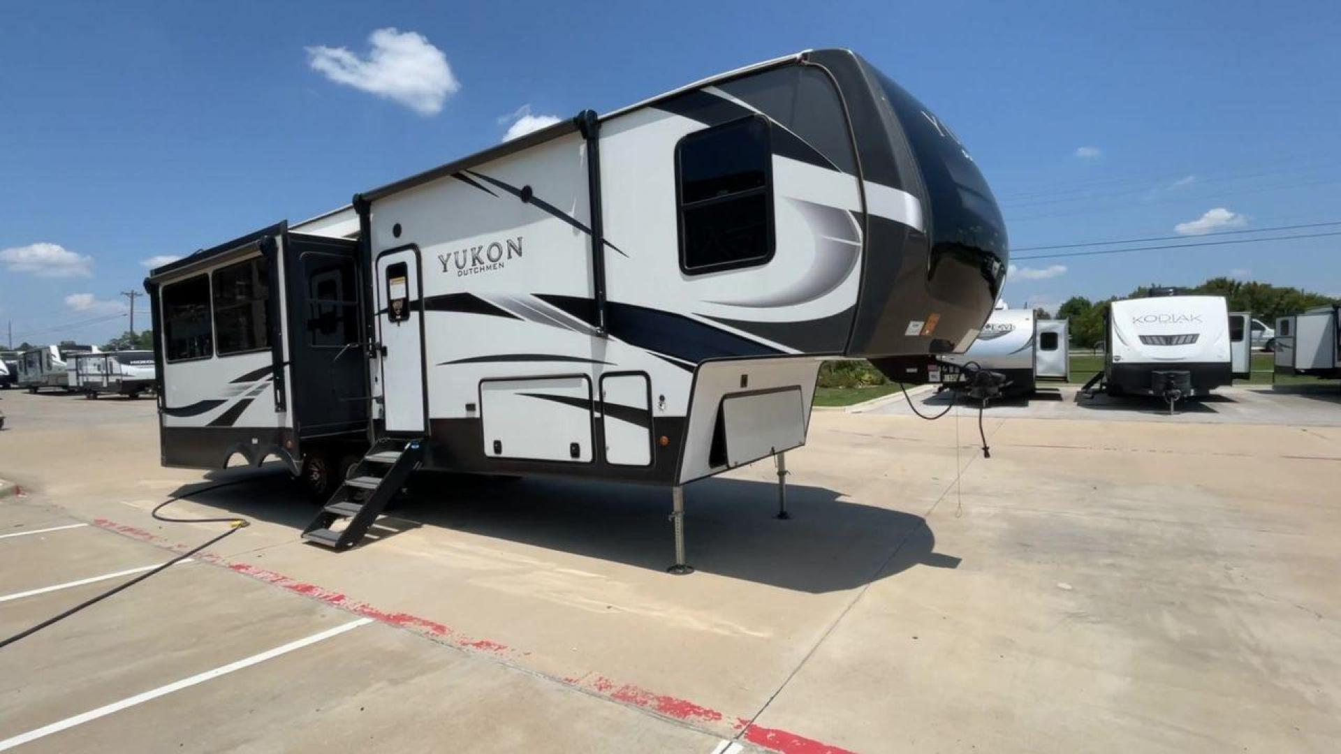 2022 DUTCHMEN YUKON 320RL (4YDFYKR24NZ) , Length: 36.5 ft. | Dry Weight: 12,360 lbs. | Slides: 3 transmission, located at 4319 N Main St, Cleburne, TX, 76033, (817) 678-5133, 32.385960, -97.391212 - The 2022 Dutchmen Yukon 320RL is a stunning blend of elegance and practical design. If indeed caters to people seeking a refined house on wheels. Its 36.5-foot length and three slides provide enough living space while combining comfort and flair. The exterior, with its clean design and sophisticated - Photo#3