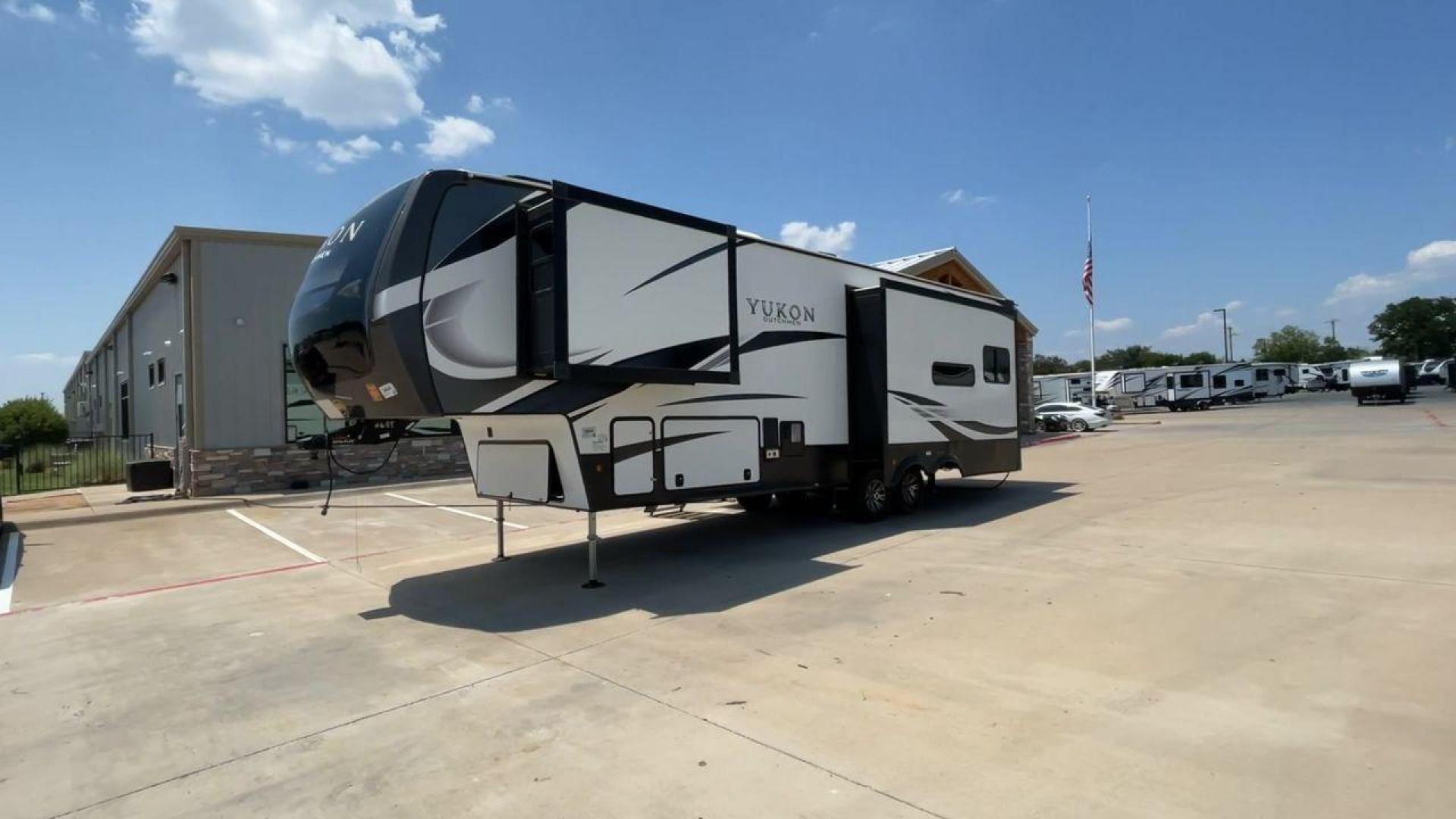 2022 DUTCHMEN YUKON 320RL (4YDFYKR24NZ) , Length: 36.5 ft. | Dry Weight: 12,360 lbs. | Slides: 3 transmission, located at 4319 N Main St, Cleburne, TX, 76033, (817) 678-5133, 32.385960, -97.391212 - The 2022 Dutchmen Yukon 320RL is a stunning blend of elegance and practical design. If indeed caters to people seeking a refined house on wheels. Its 36.5-foot length and three slides provide enough living space while combining comfort and flair. The exterior, with its clean design and sophisticated - Photo#5