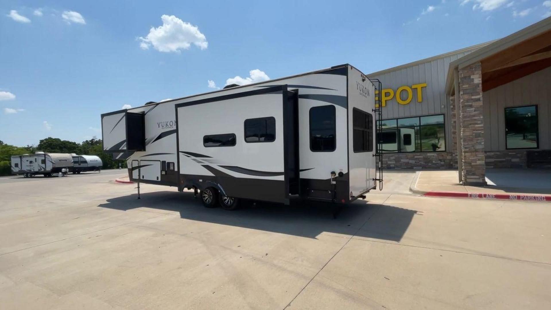 2022 DUTCHMEN YUKON 320RL (4YDFYKR24NZ) , Length: 36.5 ft. | Dry Weight: 12,360 lbs. | Slides: 3 transmission, located at 4319 N Main St, Cleburne, TX, 76033, (817) 678-5133, 32.385960, -97.391212 - The 2022 Dutchmen Yukon 320RL is a stunning blend of elegance and practical design. If indeed caters to people seeking a refined house on wheels. Its 36.5-foot length and three slides provide enough living space while combining comfort and flair. The exterior, with its clean design and sophisticated - Photo#7