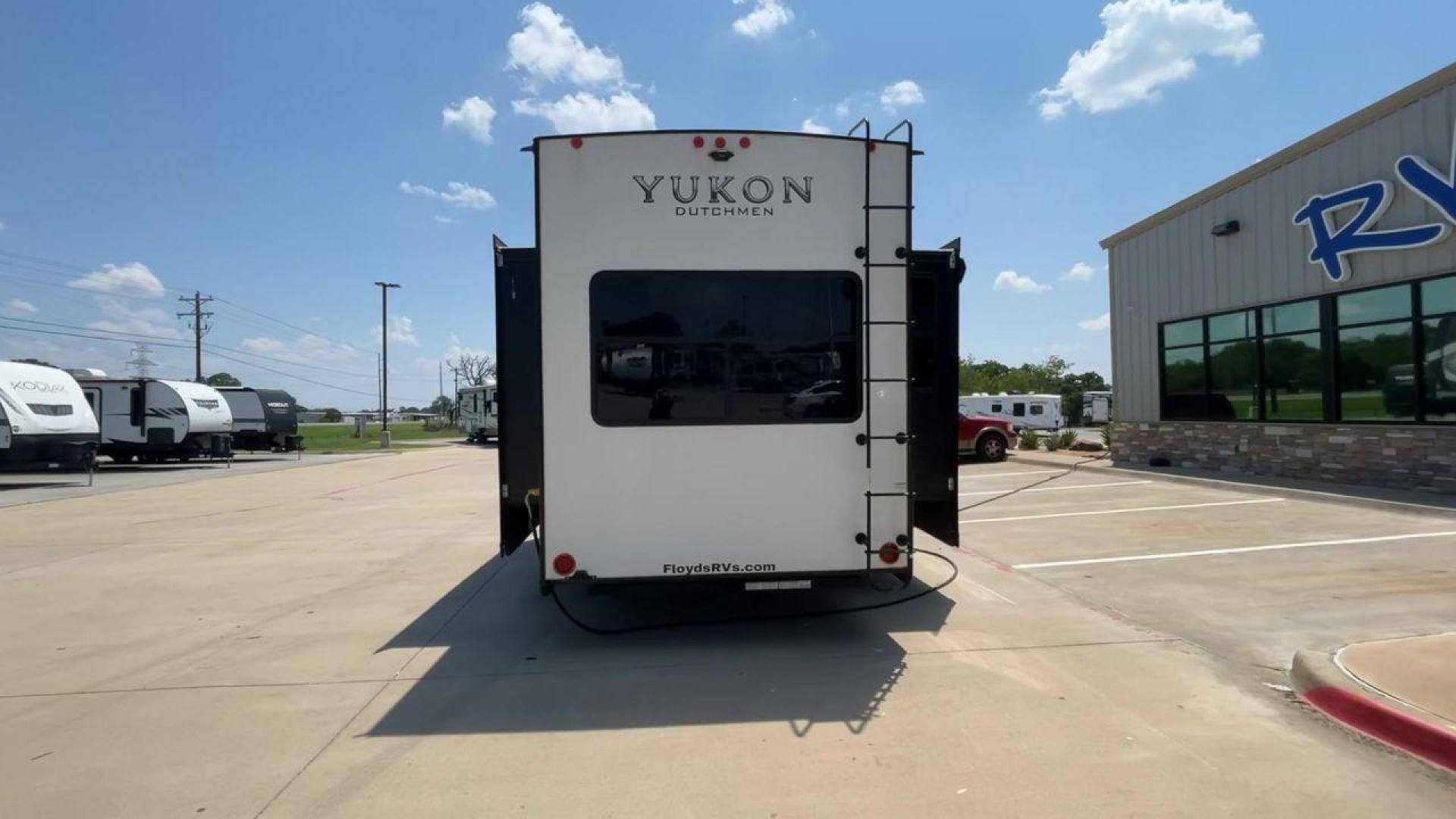 2022 DUTCHMEN YUKON 320RL (4YDFYKR24NZ) , Length: 36.5 ft. | Dry Weight: 12,360 lbs. | Slides: 3 transmission, located at 4319 N Main St, Cleburne, TX, 76033, (817) 678-5133, 32.385960, -97.391212 - The 2022 Dutchmen Yukon 320RL is a stunning blend of elegance and practical design. If indeed caters to people seeking a refined house on wheels. Its 36.5-foot length and three slides provide enough living space while combining comfort and flair. The exterior, with its clean design and sophisticated - Photo#8