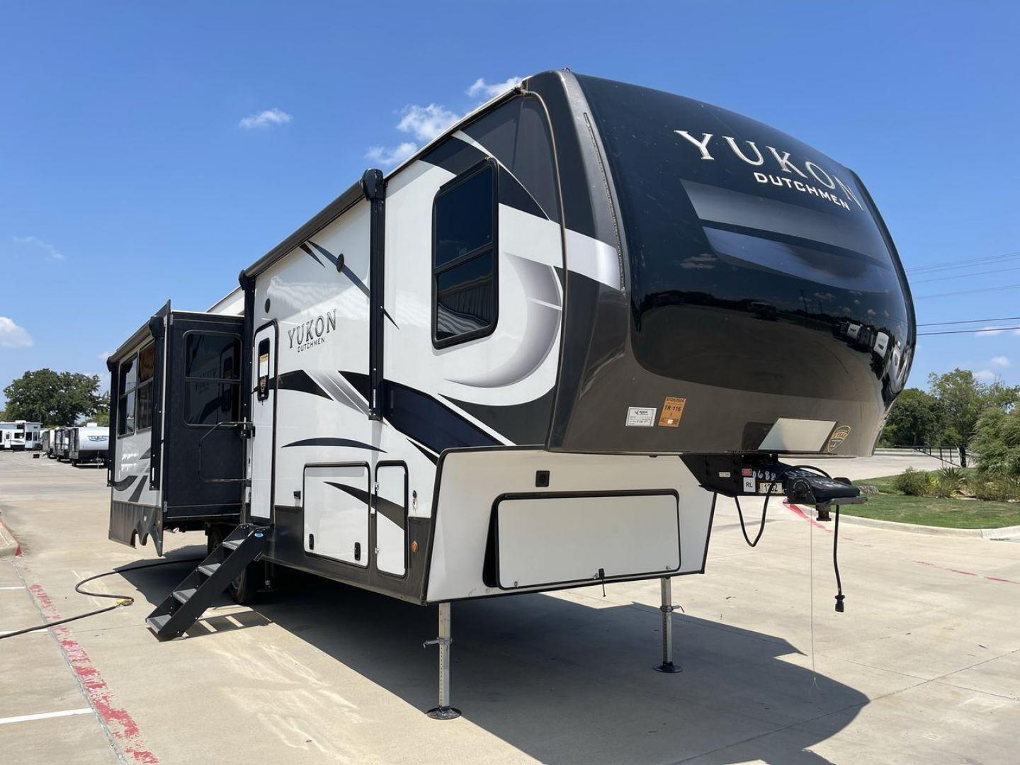 2022 DUTCHMEN YUKON 320RL (4YDFYKR24NZ) , Length: 36.5 ft. | Dry Weight: 12,360 lbs. | Slides: 3 transmission, located at 4319 N Main St, Cleburne, TX, 76033, (817) 678-5133, 32.385960, -97.391212 - The 2022 Dutchmen Yukon 320RL is a stunning blend of elegance and practical design. If indeed caters to people seeking a refined house on wheels. Its 36.5-foot length and three slides provide enough living space while combining comfort and flair. The exterior, with its clean design and sophisticated - Photo#23