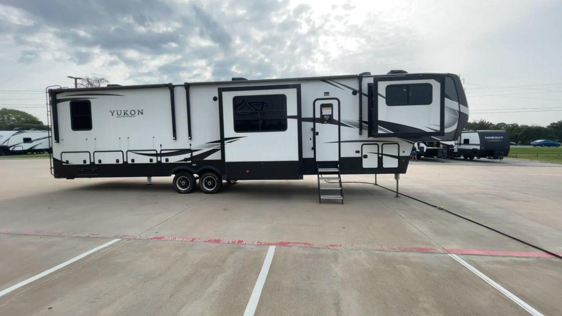 2022 DUTCHMEN YUKON 421FL (4YDFYKW25NZ) , Length: 45.67 ft. | Dry Weight: 15,328 lbs. | Slides: 5 transmission, located at 4319 N Main St, Cleburne, TX, 76033, (817) 678-5133, 32.385960, -97.391212 - Photo#1