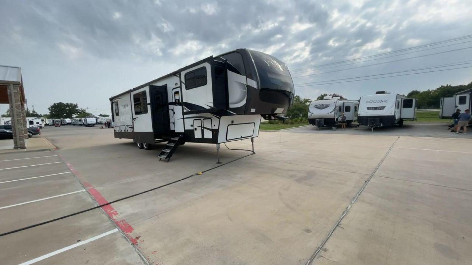 2022 DUTCHMEN YUKON 421FL (4YDFYKW25NZ) , Length: 45.67 ft. | Dry Weight: 15,328 lbs. | Slides: 5 transmission, located at 4319 N Main St, Cleburne, TX, 76033, (817) 678-5133, 32.385960, -97.391212 - Photo#2