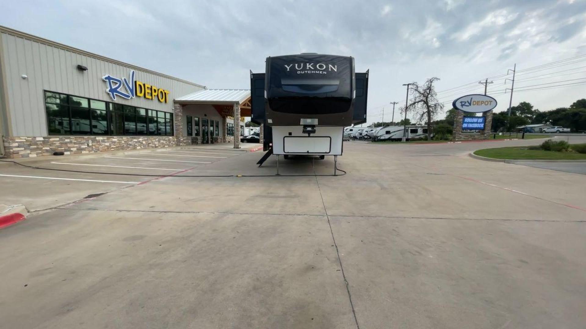 2022 DUTCHMEN YUKON 421FL (4YDFYKW25NZ) , Length: 45.67 ft. | Dry Weight: 15,328 lbs. | Slides: 5 transmission, located at 4319 N Main St, Cleburne, TX, 76033, (817) 678-5133, 32.385960, -97.391212 - Photo#3