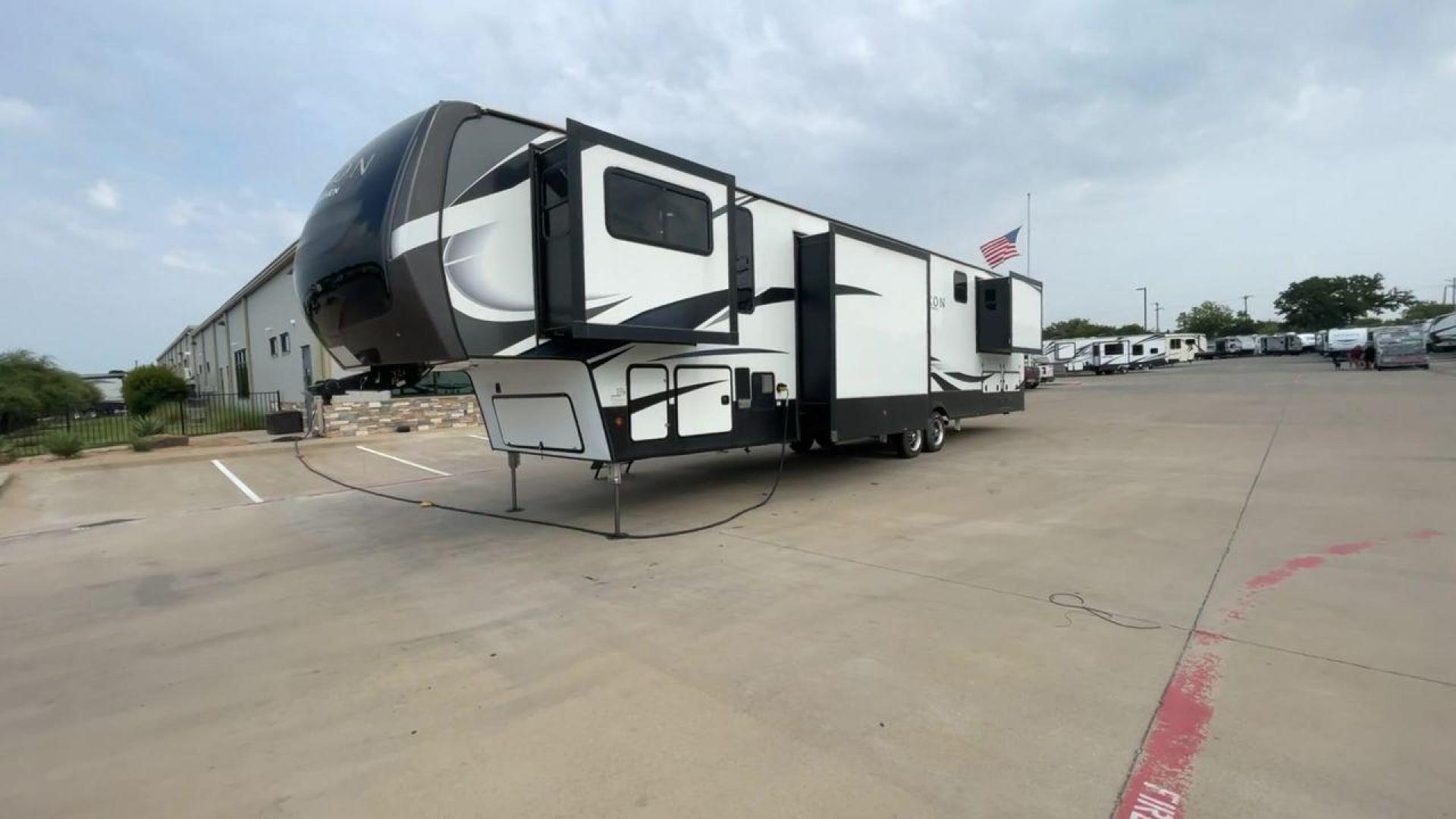 2022 DUTCHMEN YUKON 421FL (4YDFYKW25NZ) , Length: 45.67 ft. | Dry Weight: 15,328 lbs. | Slides: 5 transmission, located at 4319 N Main St, Cleburne, TX, 76033, (817) 678-5133, 32.385960, -97.391212 - Photo#4