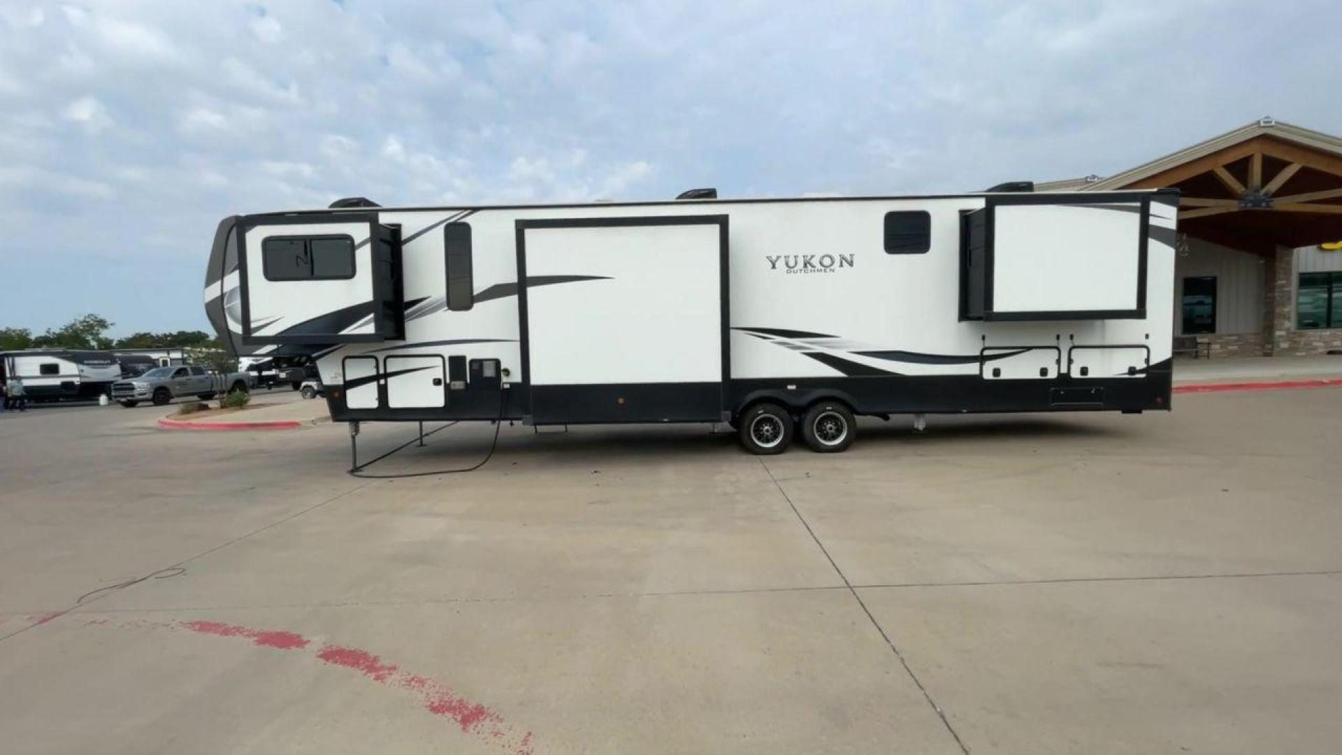 2022 DUTCHMEN YUKON 421FL (4YDFYKW25NZ) , Length: 45.67 ft. | Dry Weight: 15,328 lbs. | Slides: 5 transmission, located at 4319 N Main St, Cleburne, TX, 76033, (817) 678-5133, 32.385960, -97.391212 - Photo#5