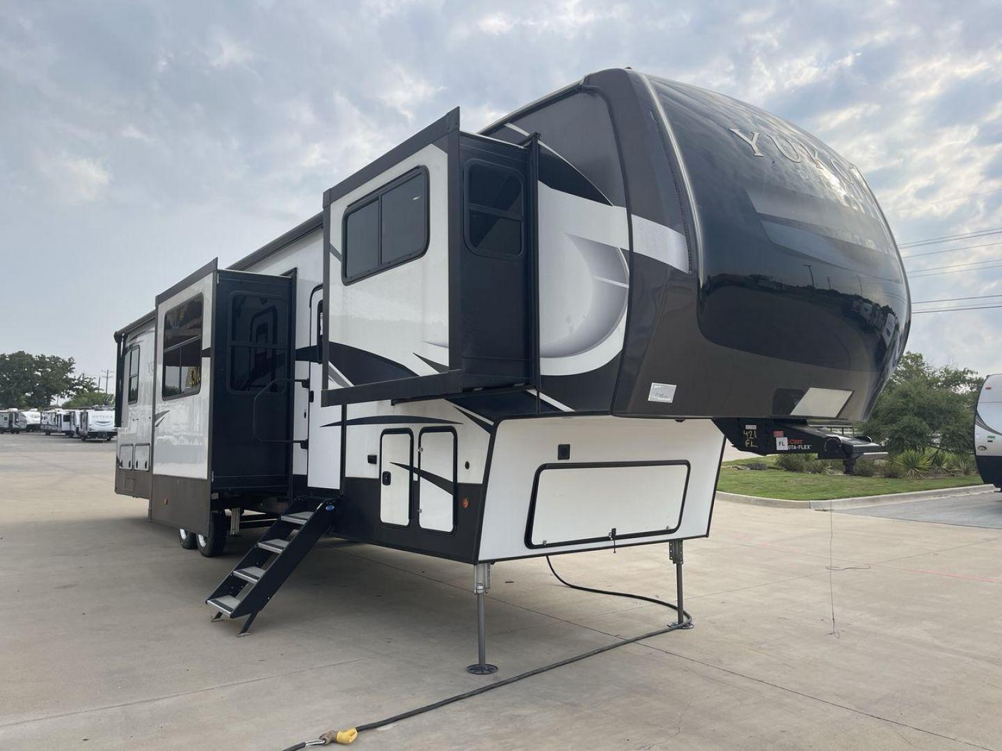 2022 DUTCHMEN YUKON 421FL (4YDFYKW25NZ) , Length: 45.67 ft. | Dry Weight: 15,328 lbs. | Slides: 5 transmission, located at 4319 N Main St, Cleburne, TX, 76033, (817) 678-5133, 32.385960, -97.391212 - Photo#22