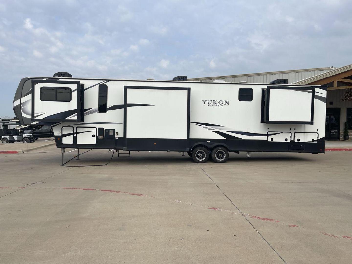 2022 DUTCHMEN YUKON 421FL (4YDFYKW25NZ) , Length: 45.67 ft. | Dry Weight: 15,328 lbs. | Slides: 5 transmission, located at 4319 N Main St, Cleburne, TX, 76033, (817) 678-5133, 32.385960, -97.391212 - Photo#23