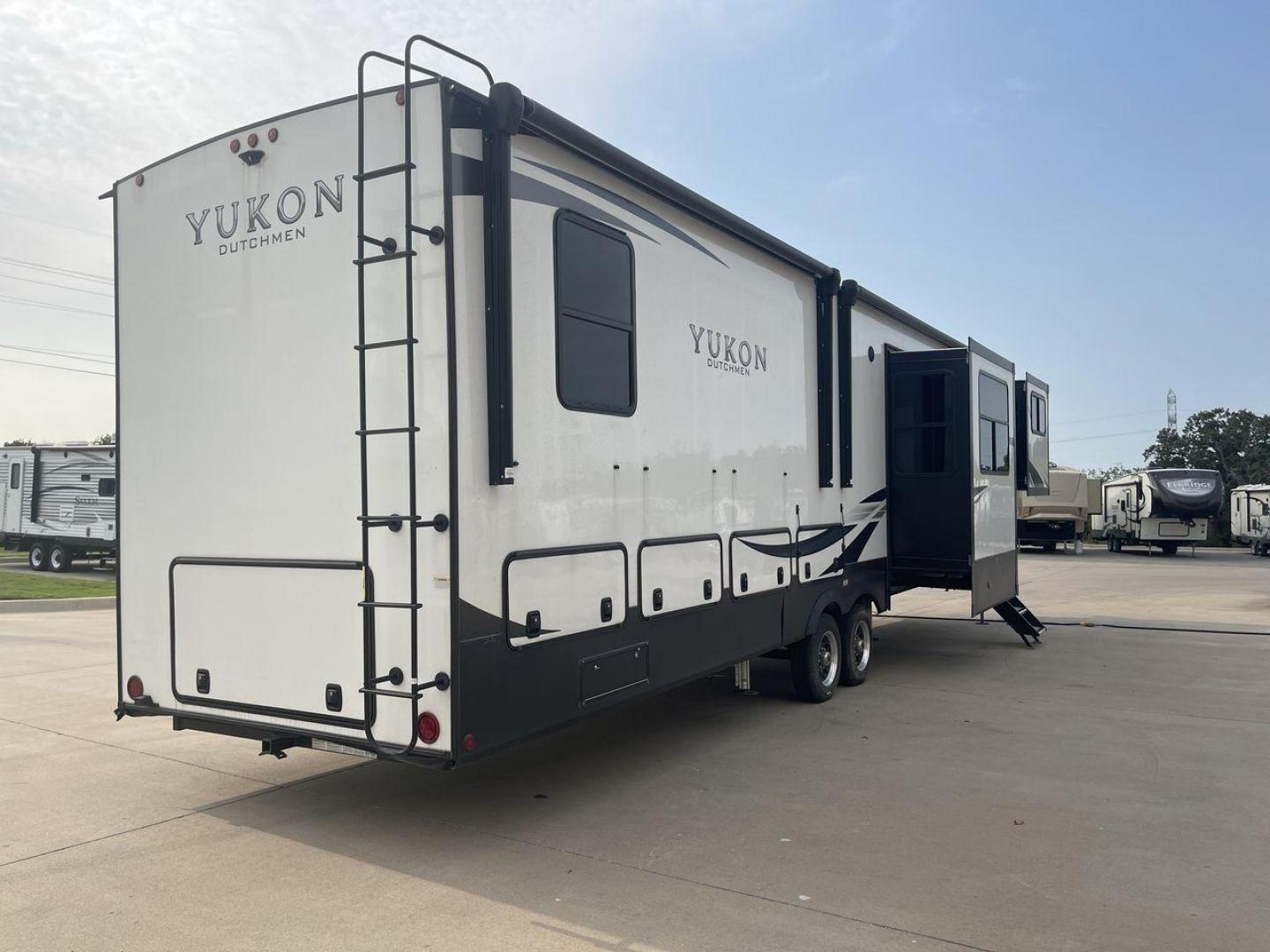 2022 DUTCHMEN YUKON 421FL (4YDFYKW25NZ) , Length: 45.67 ft. | Dry Weight: 15,328 lbs. | Slides: 5 transmission, located at 4319 N Main St, Cleburne, TX, 76033, (817) 678-5133, 32.385960, -97.391212 - Photo#24