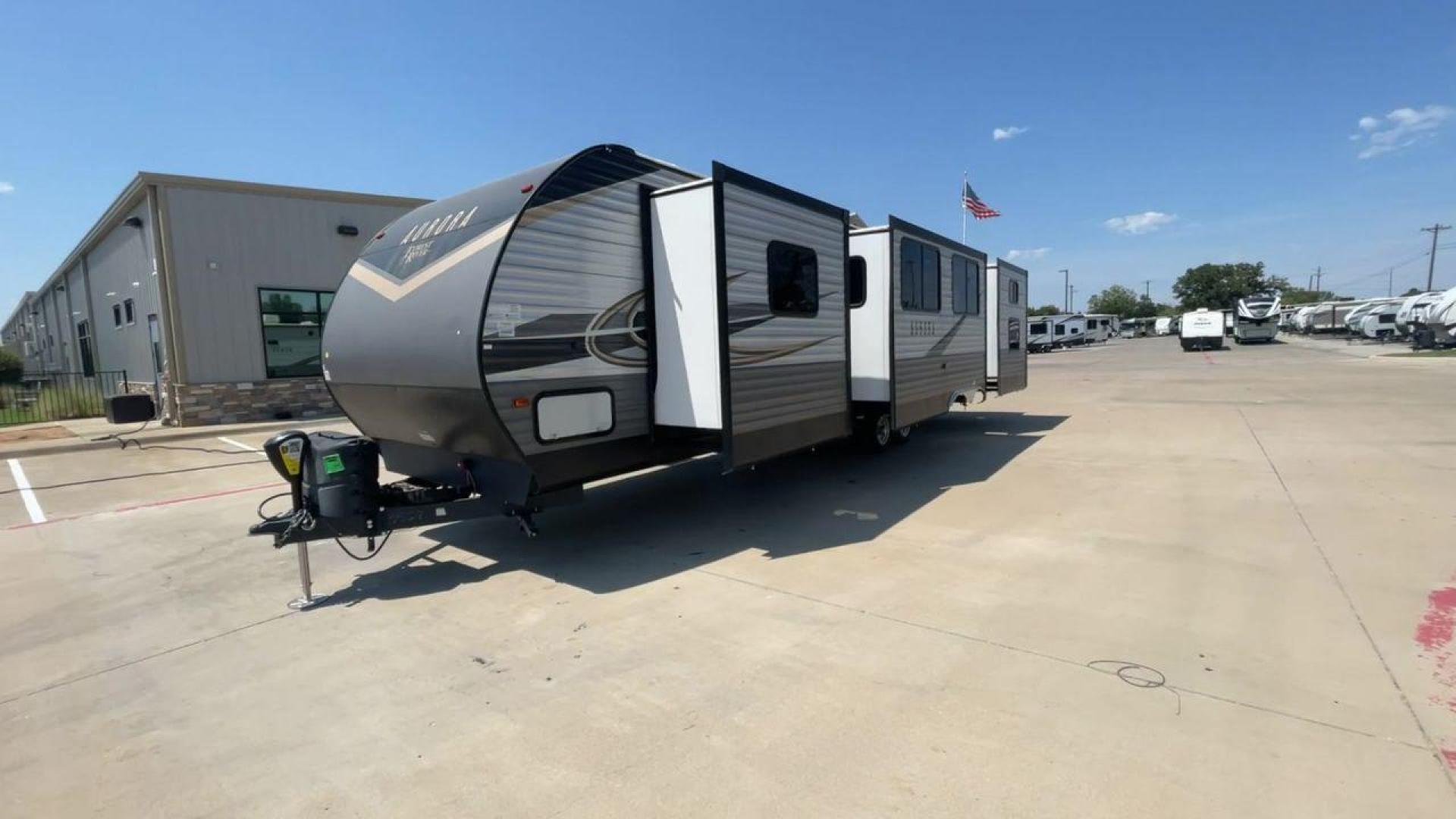 2022 FOREST RIVER AURORA 34BHTS (5ZT2ARZB6NX) , Length: 38 ft. | Dry Weight: 8,666 lbs. | Gross Weight: 10,500 lbs. | Slides: 3 transmission, located at 4319 N Main St, Cleburne, TX, 76033, (817) 678-5133, 32.385960, -97.391212 - Photo#5