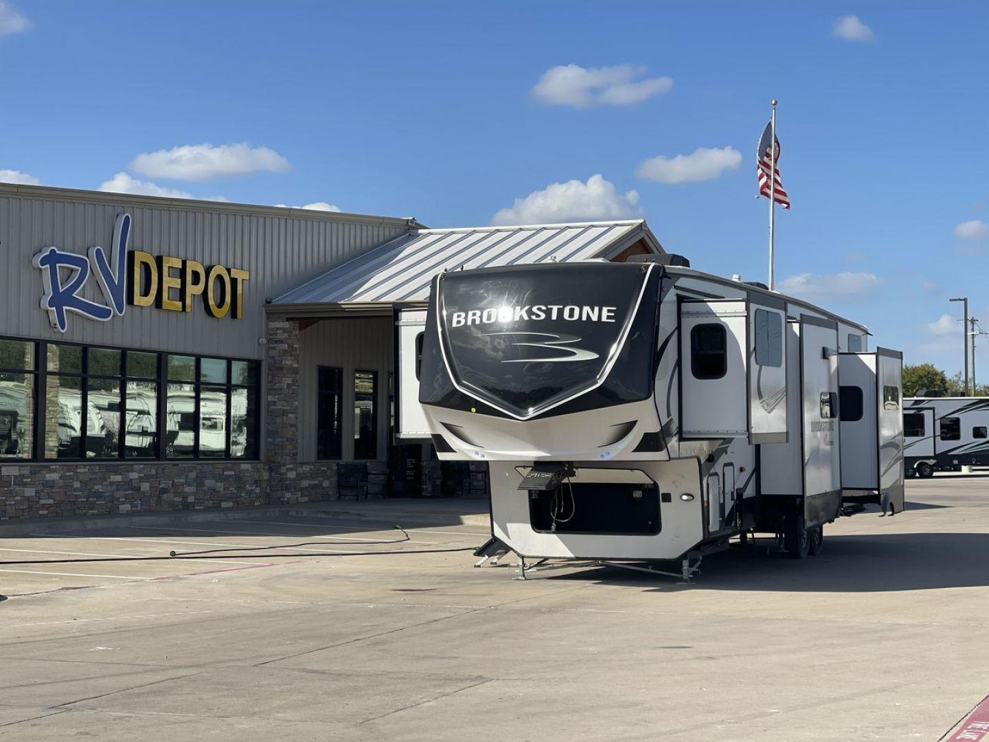 2022 FOREST RIVER BROOKSTONE 344FL (5ZT3BKZB1NA) , Length: 42 ft | Dry Weight: 12,789 lbs. | Gross Weight: 15,000 lbs. | Slides: 5 transmission, located at 4319 N Main St, Cleburne, TX, 76033, (817) 678-5133, 32.385960, -97.391212 - Boasting a spacious and well-designed floor plan, this model stands out for numerous reasons. The Brookstone 344FL is equipped with top-notch amenities, including a fully-equipped kitchen with stainless steel appliances and solid surface countertops. Its four slide-outs ensure maximum interior space - Photo#0