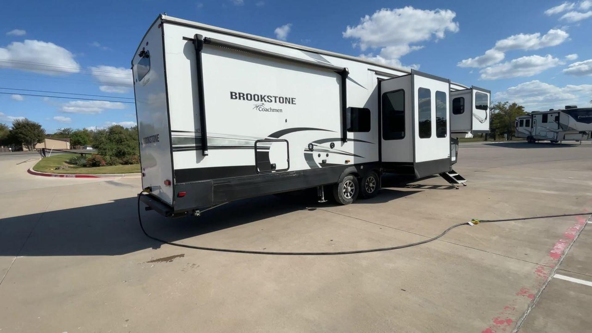 2022 FOREST RIVER BROOKSTONE 344FL (5ZT3BKZB1NA) , Length: 42 ft | Dry Weight: 12,789 lbs. | Gross Weight: 15,000 lbs. | Slides: 5 transmission, located at 4319 N Main St, Cleburne, TX, 76033, (817) 678-5133, 32.385960, -97.391212 - Boasting a spacious and well-designed floor plan, this model stands out for numerous reasons. The Brookstone 344FL is equipped with top-notch amenities, including a fully-equipped kitchen with stainless steel appliances and solid surface countertops. Its four slide-outs ensure maximum interior space - Photo#1